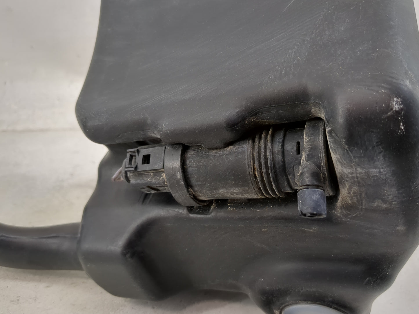 2014 Mercedes-benz Cla250 Windshield Washer Fluid Reservoir Bottle Oem 1477169 - Oemusedautoparts1.com