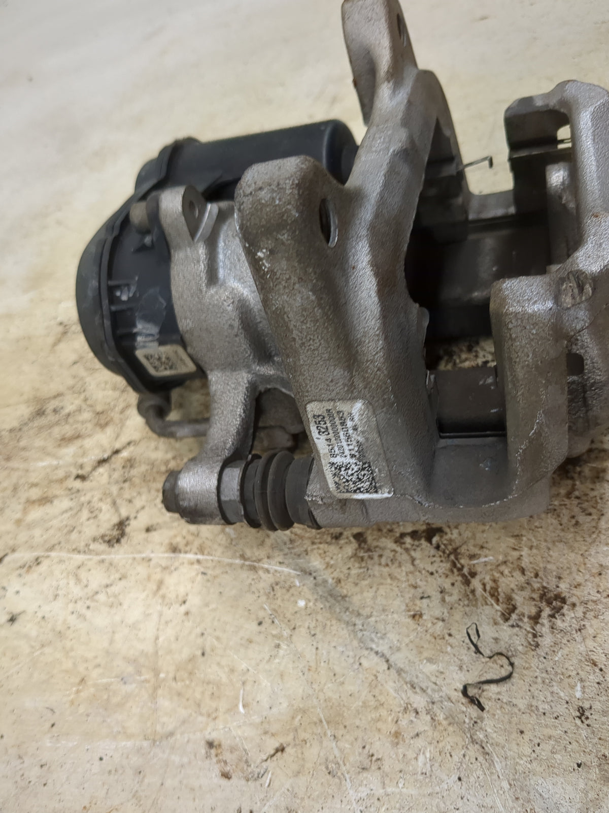 2014-2016 Mitsubishi Outlander Rear Driver Left Brake Caliper - Oemusedautoparts1.com
