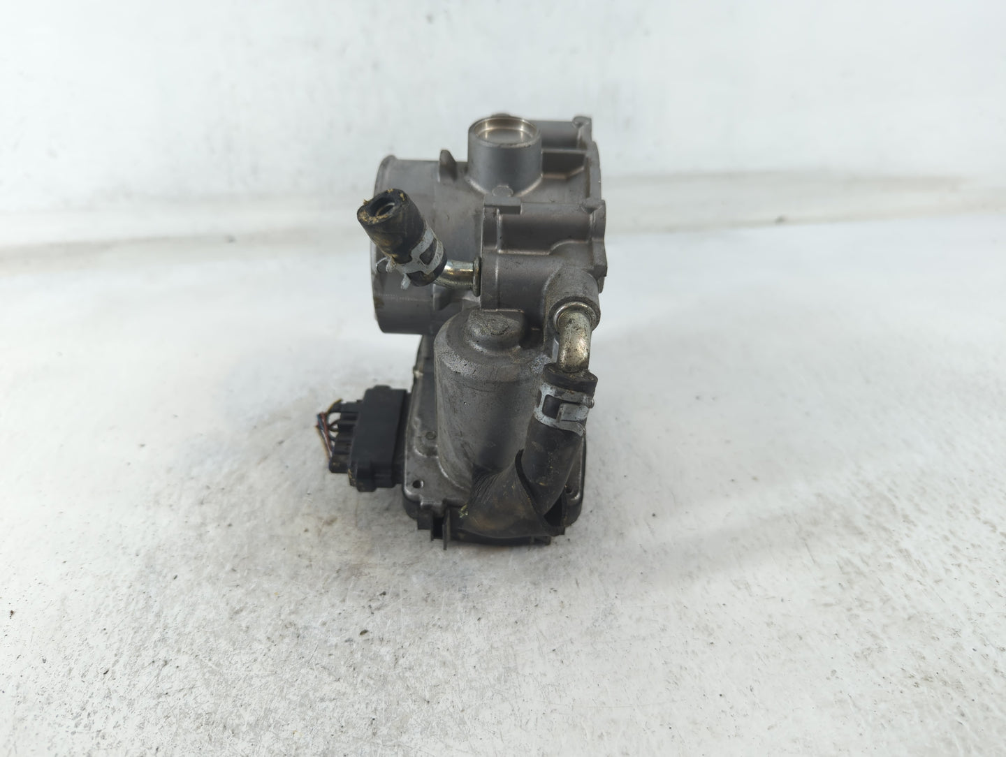 2013-2017 Mitsubishi Outlander Throttle Body P/N:57021 Fits Fits 2013 2014 2015 2016 2017 OEM Used Auto Parts - Oemusedautop