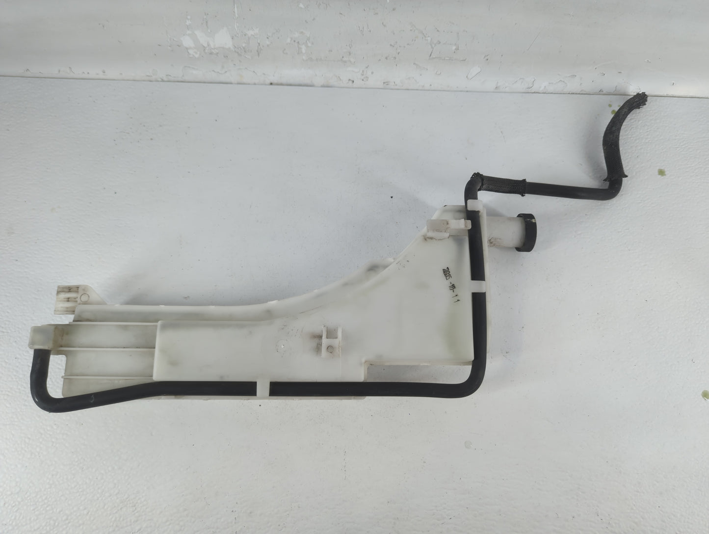 2016 Nissan Juke Windshield Washer Fluid Reservoir Bottle Oem - Oemusedautoparts1.com