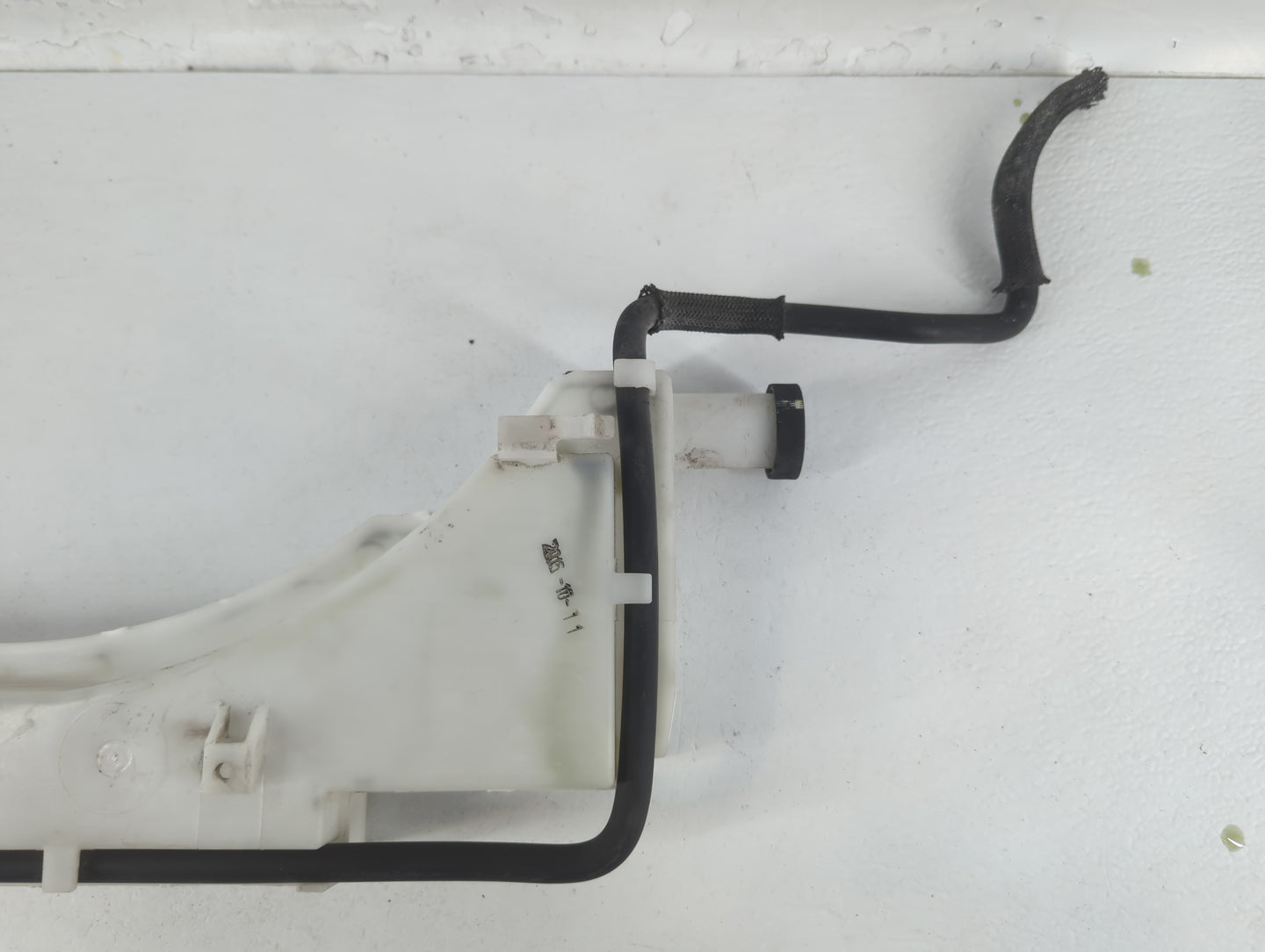 2016 Nissan Juke Windshield Washer Fluid Reservoir Bottle Oem - Oemusedautoparts1.com