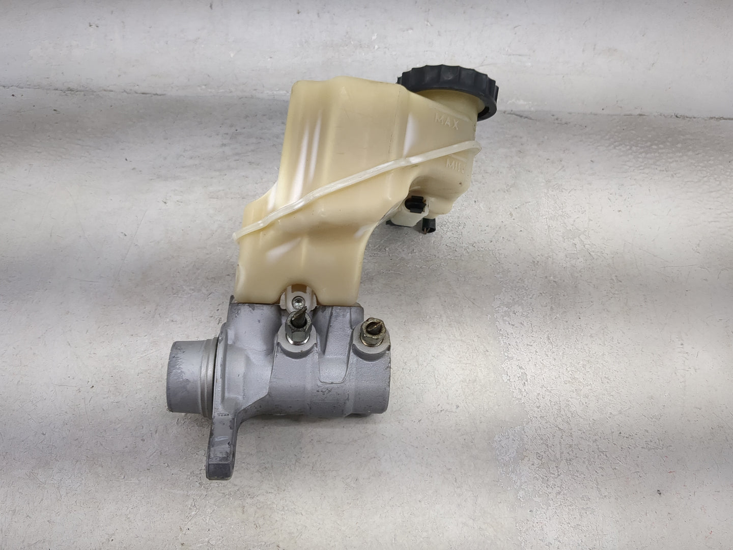 2016-2021 Nissan Maxima Brake Master Cylinder 1490903 - Oemusedautoparts1.com