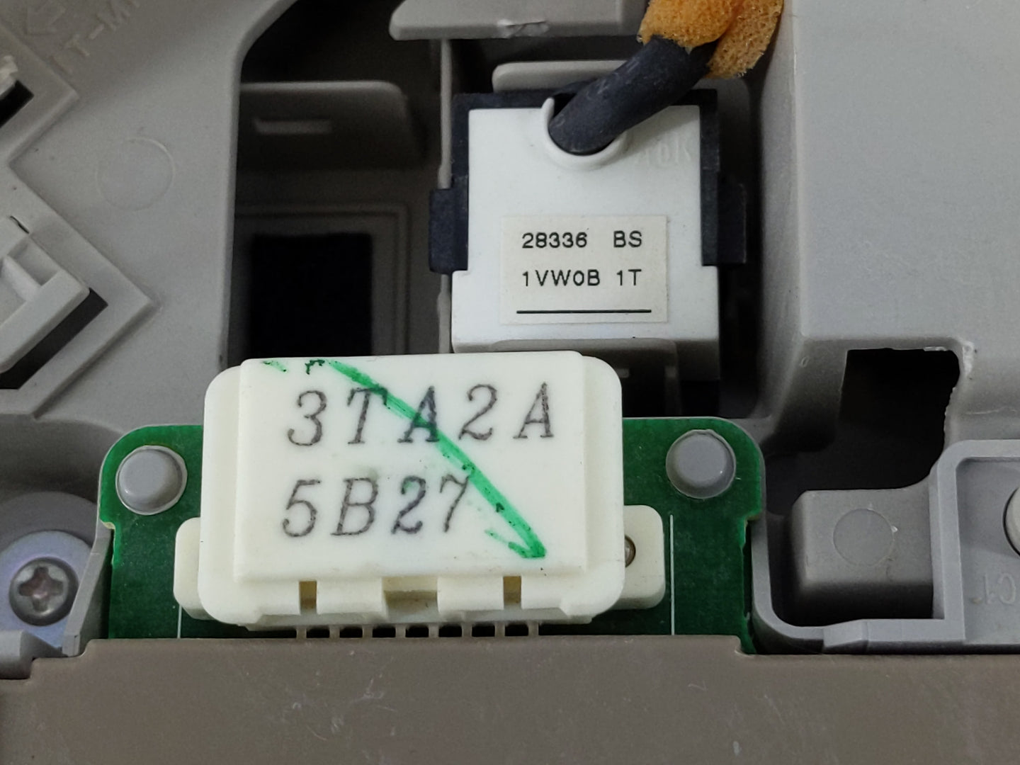 2016 Nissan Pathfinder Overhead Roof Console - Oemusedautoparts1.com