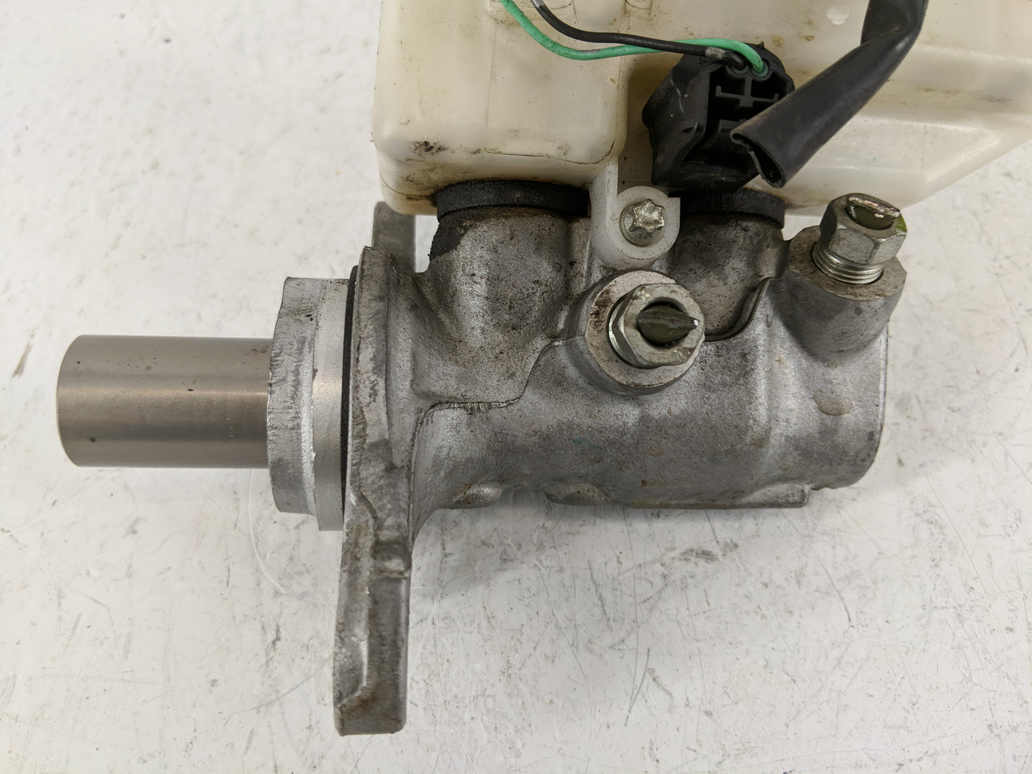 2014-2020 Nissan Rogue Brake Master Cylinder - Oemusedautoparts1.com