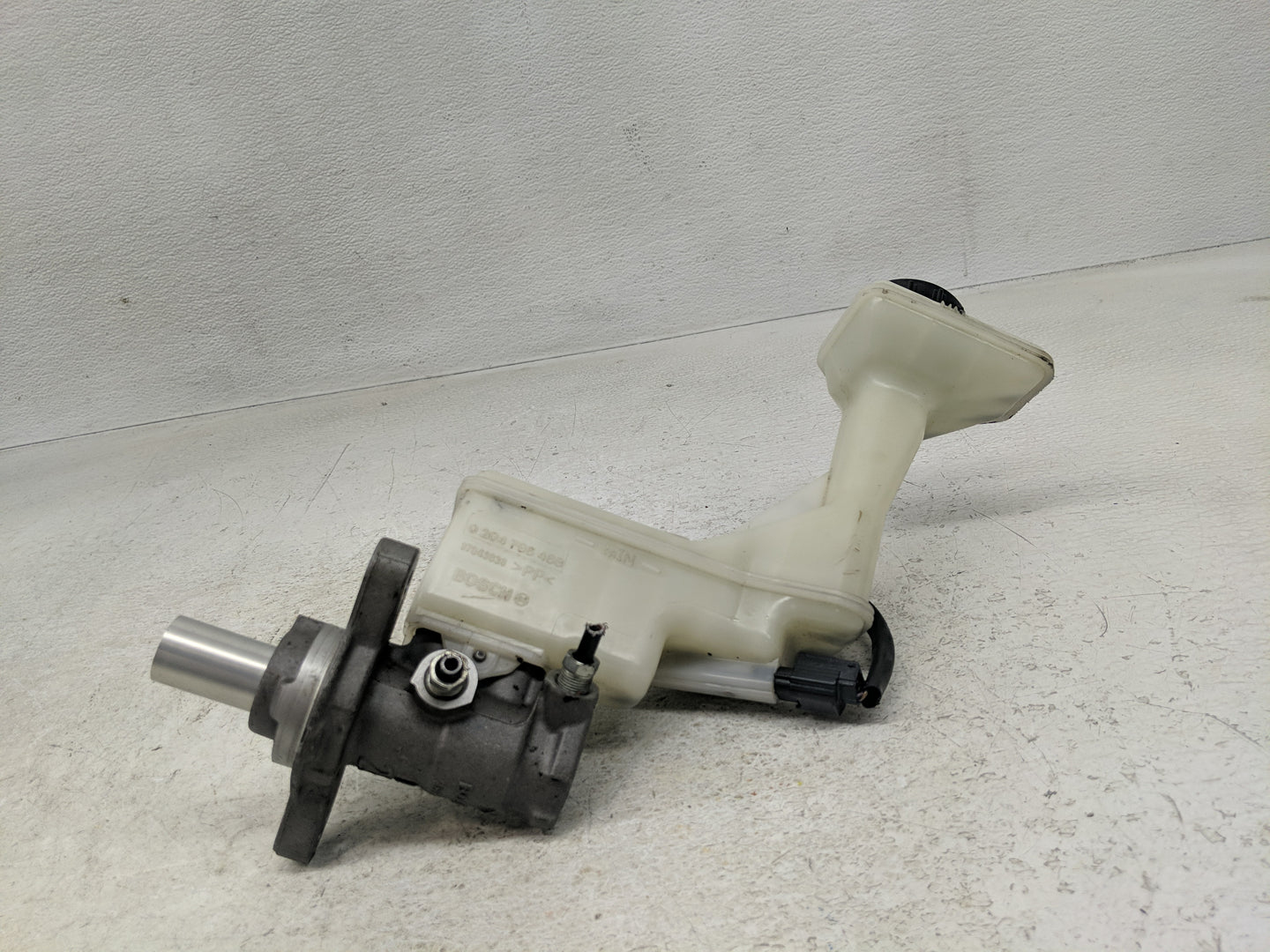 2015-2020 Nissan Rogue Brake Master Cylinder 1302309 - Oemusedautoparts1.com