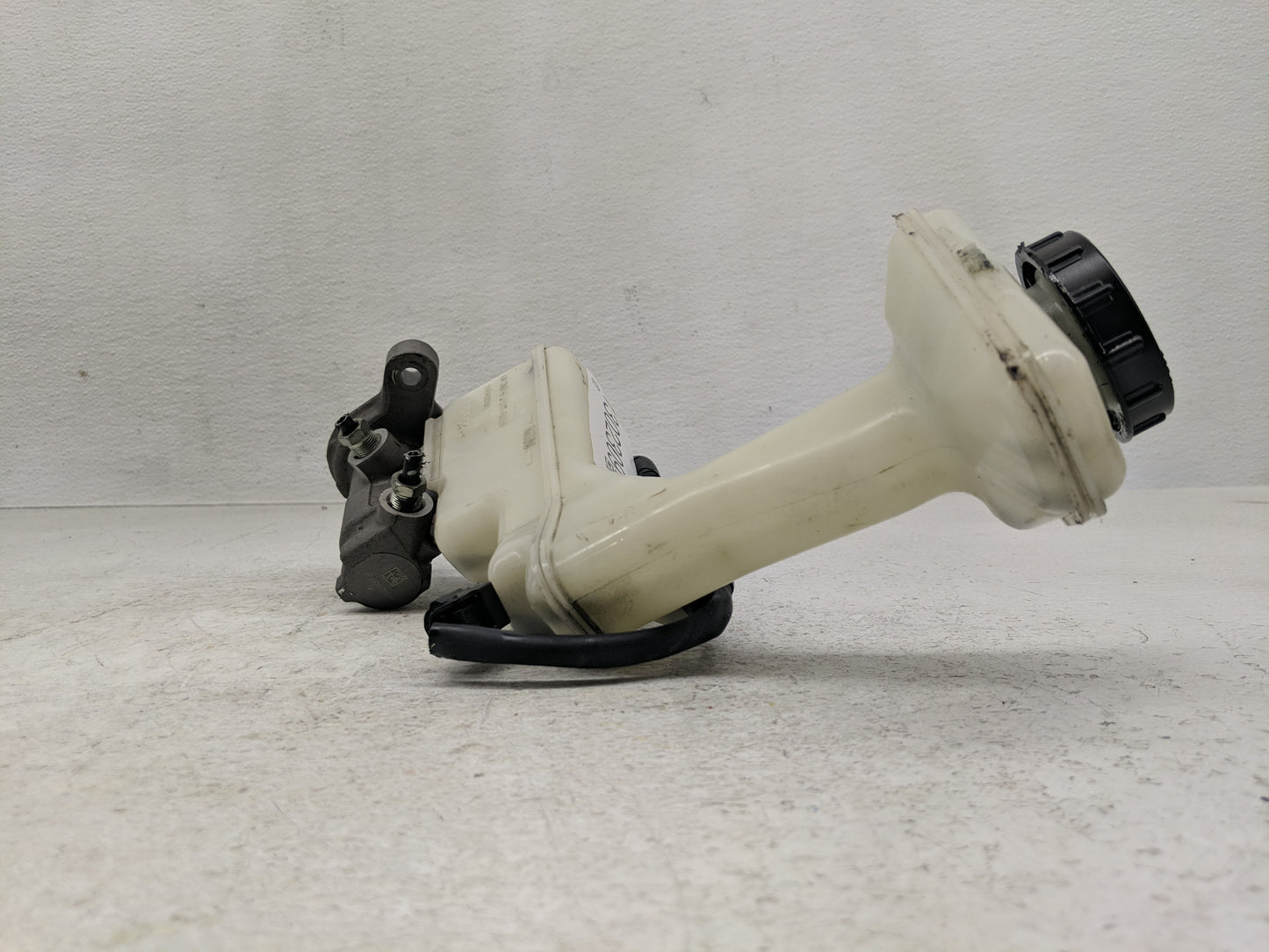 2015-2020 Nissan Rogue Brake Master Cylinder 1302309 - Oemusedautoparts1.com