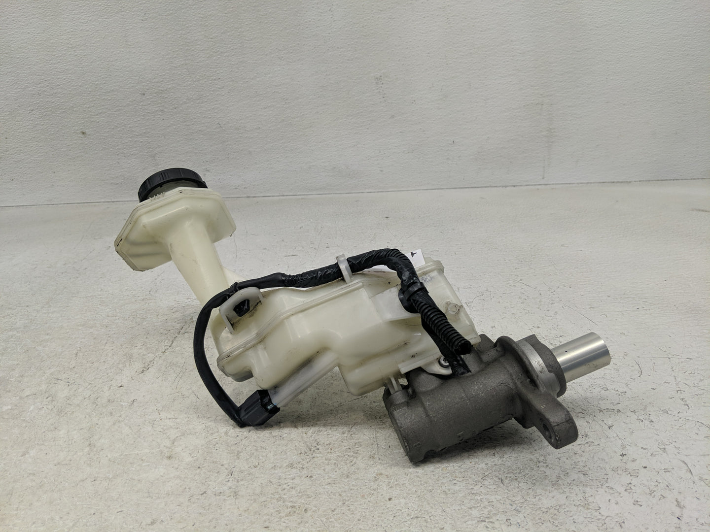 2015-2020 Nissan Rogue Brake Master Cylinder 1302309 - Oemusedautoparts1.com