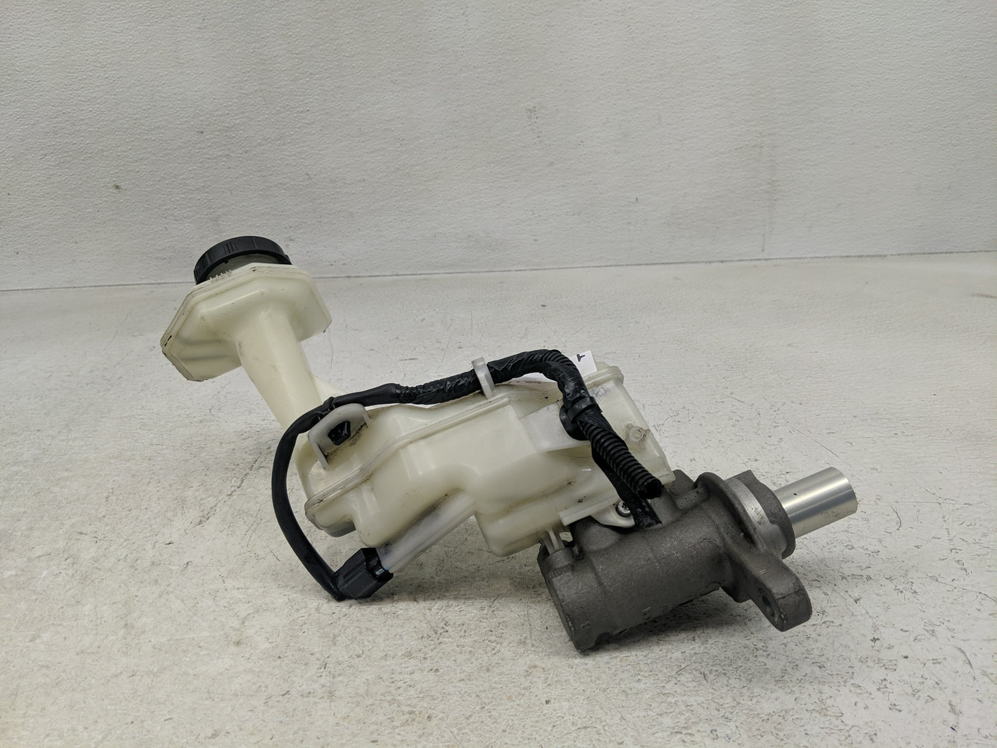 2015-2020 Nissan Rogue Brake Master Cylinder 1302309 - Oemusedautoparts1.com