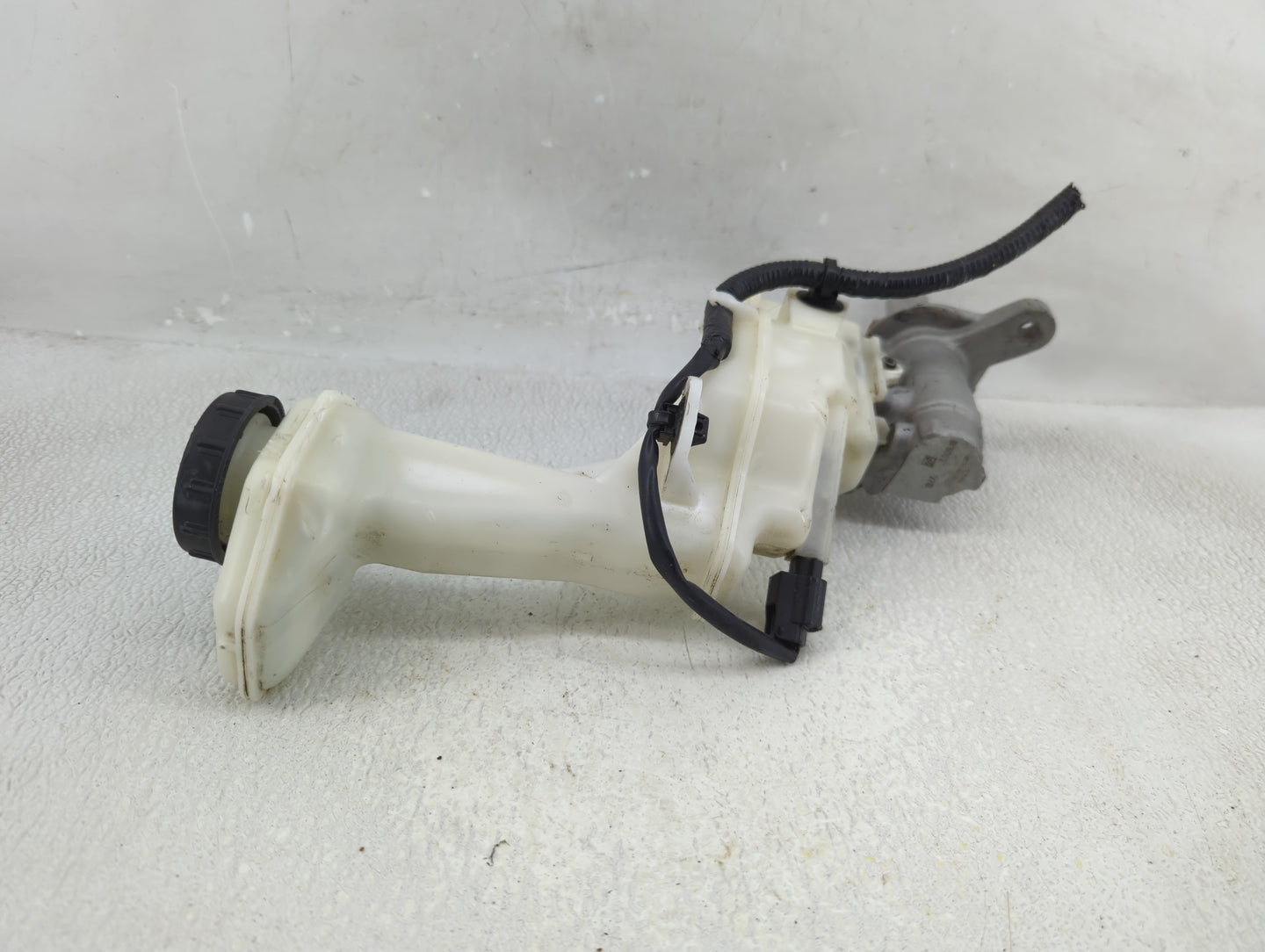 2015-2020 Nissan Rogue Brake Master Cylinder 1310757 - Oemusedautoparts1.com
