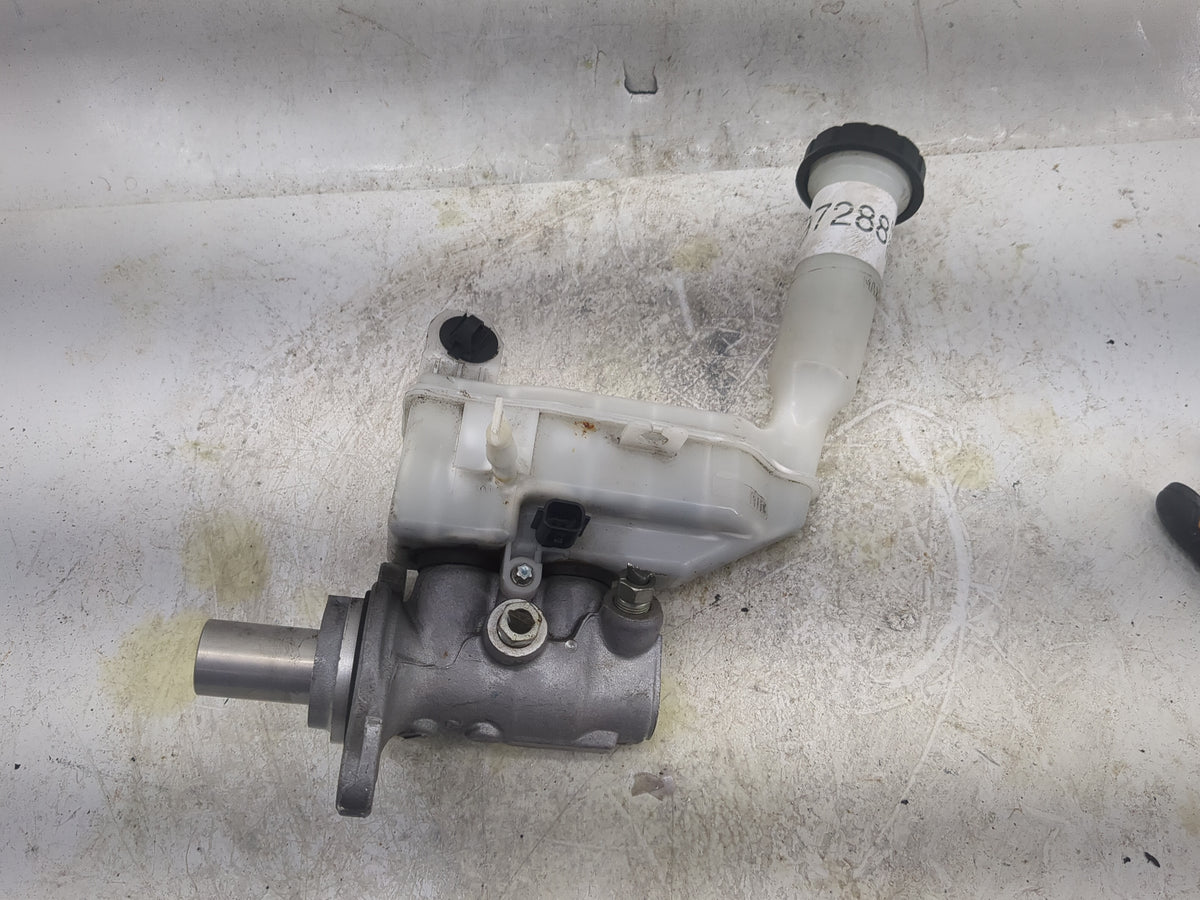 2013-2019 Nissan Sentra Brake Master Cylinder 1497288 - Oemusedautoparts1.com
