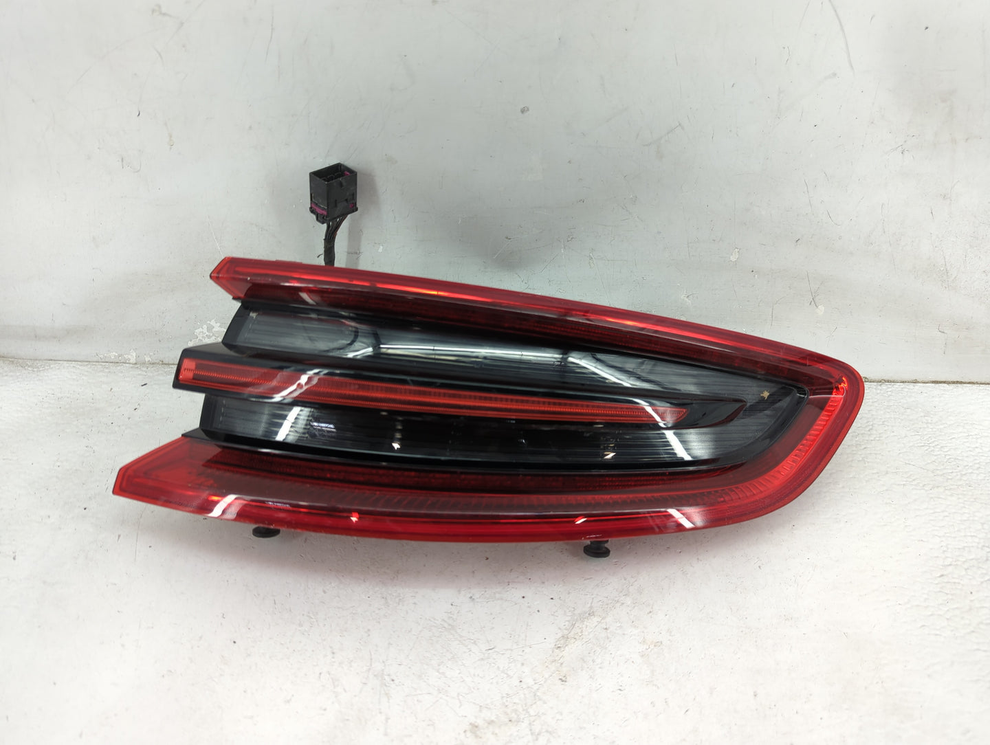 2016 Porsche Macan Tail Light Assembly Passenger Right OEM P/N:95B945096E 011.499-04 Fits OEM Used Auto Parts - Oemusedautop