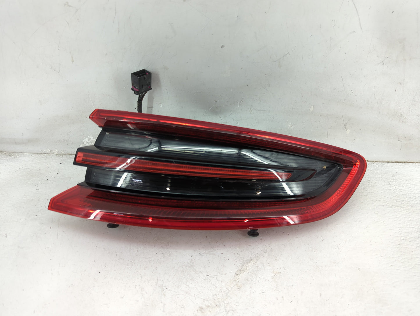 2016 Porsche Macan Tail Light Assembly Passenger Right OEM P/N:95B945096E 011.499-04 Fits OEM Used Auto Parts - Oemusedautop