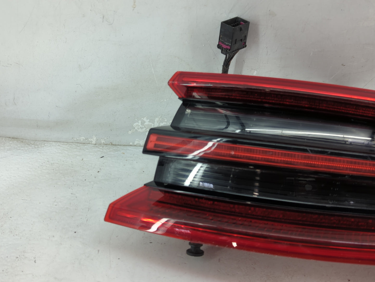 2016 Porsche Macan Tail Light Assembly Passenger Right OEM P/N:95B945096E 011.499-04 Fits OEM Used Auto Parts - Oemusedautop