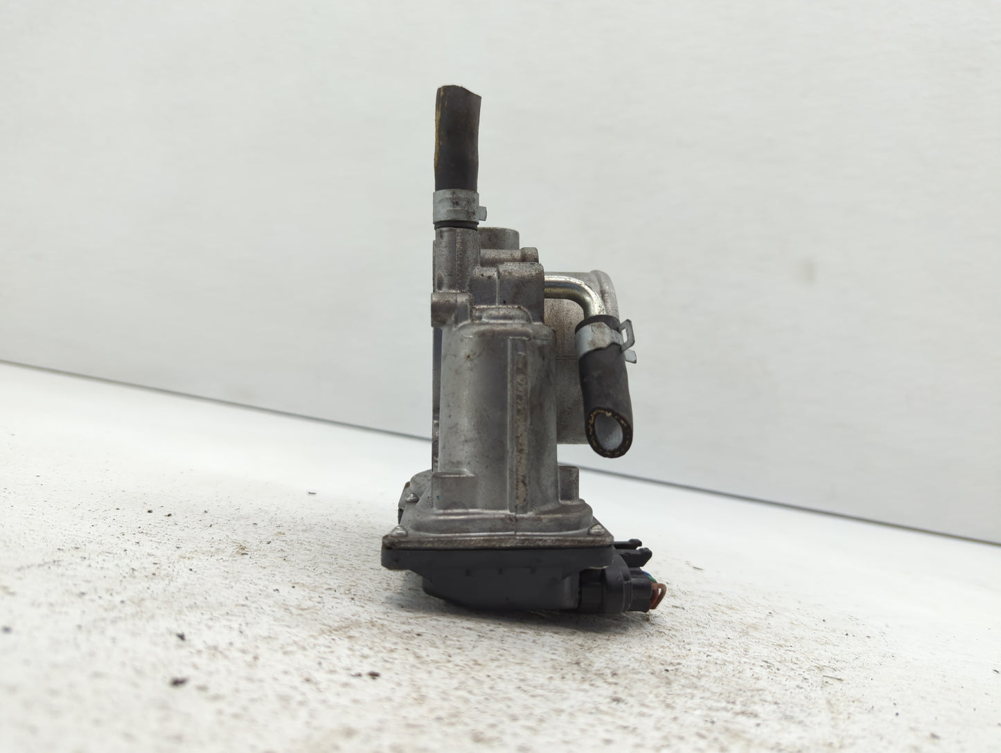 2013-2019 Subaru Legacy Throttle Body P/N:16112AA38A Fits Fits 2013 2014 2015 2016 2017 2018 2019 OEM Used Auto Parts - Oemu