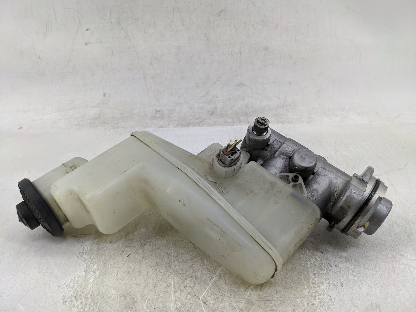 2014-2017 Toyota Camry Brake Master Cylinder - Oemusedautoparts1.com