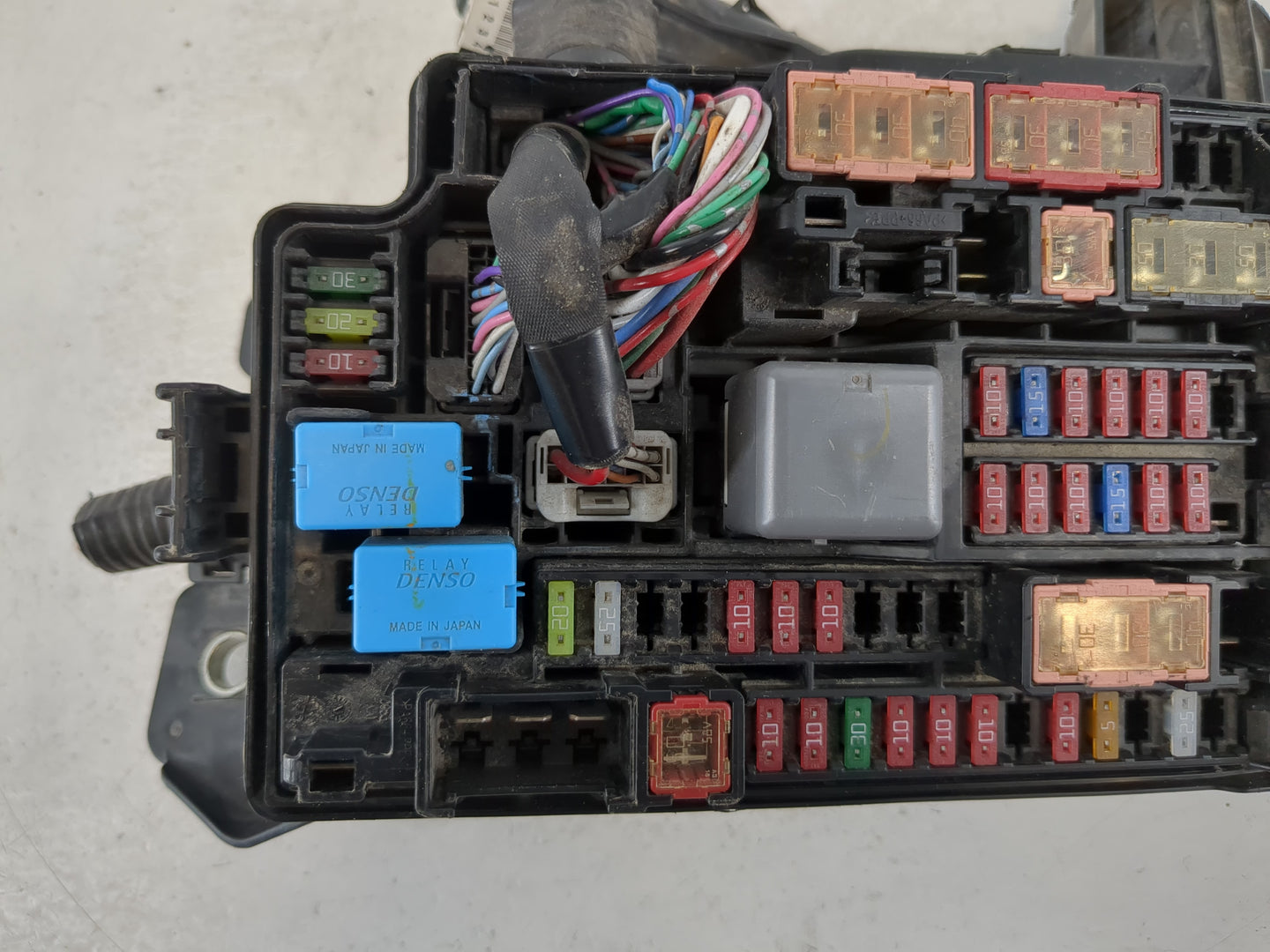 2016-2018 Toyota Prius Fusebox Fuse Box Panel Relay Module P/N:82641-47050 Fits Fits 2016 2017 2018 OEM Used Auto Parts - Oe