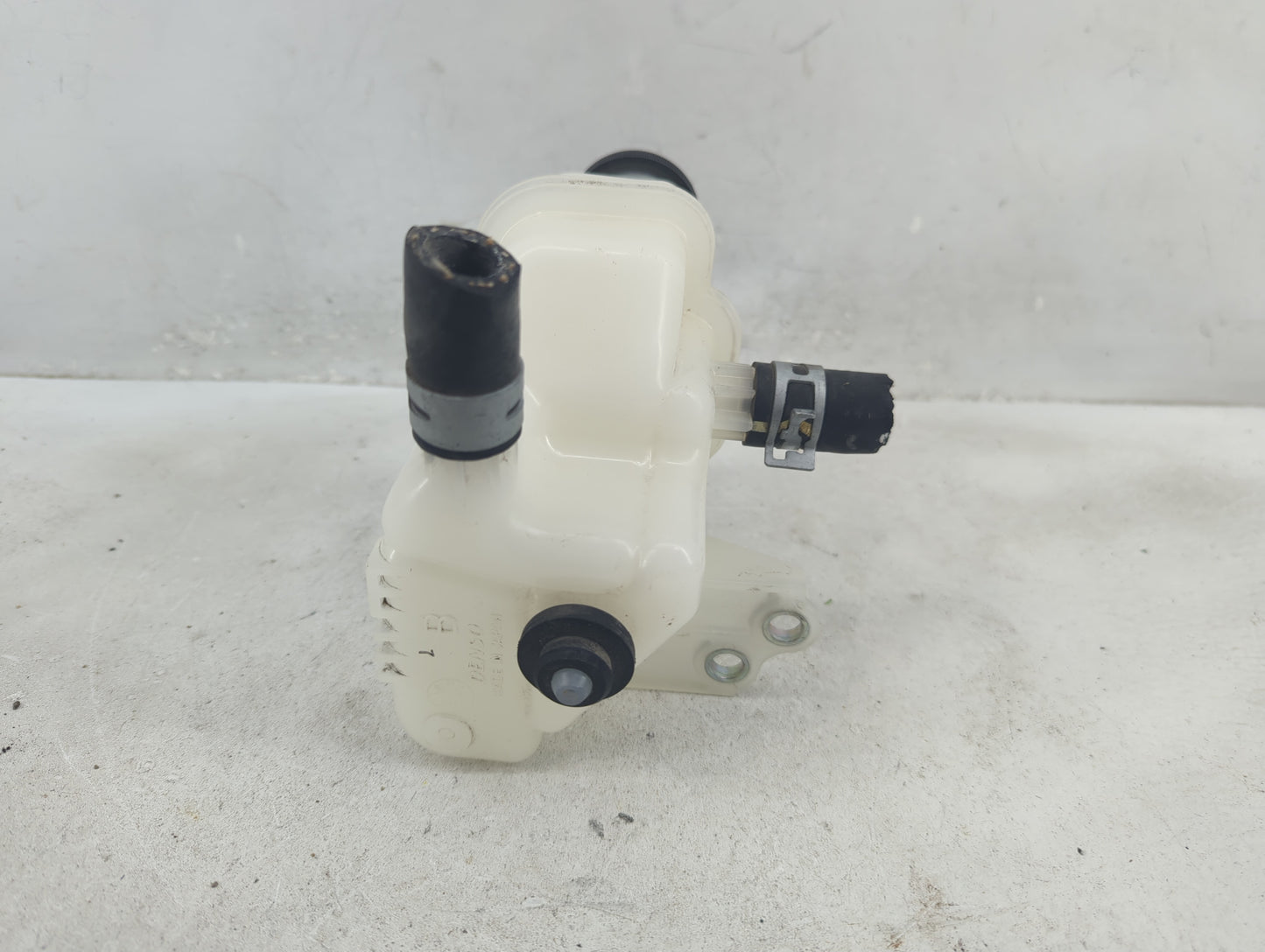 Toyota Prius Radiator Coolant Overflow Expansion Tank Bottle - Oemusedautoparts1.com