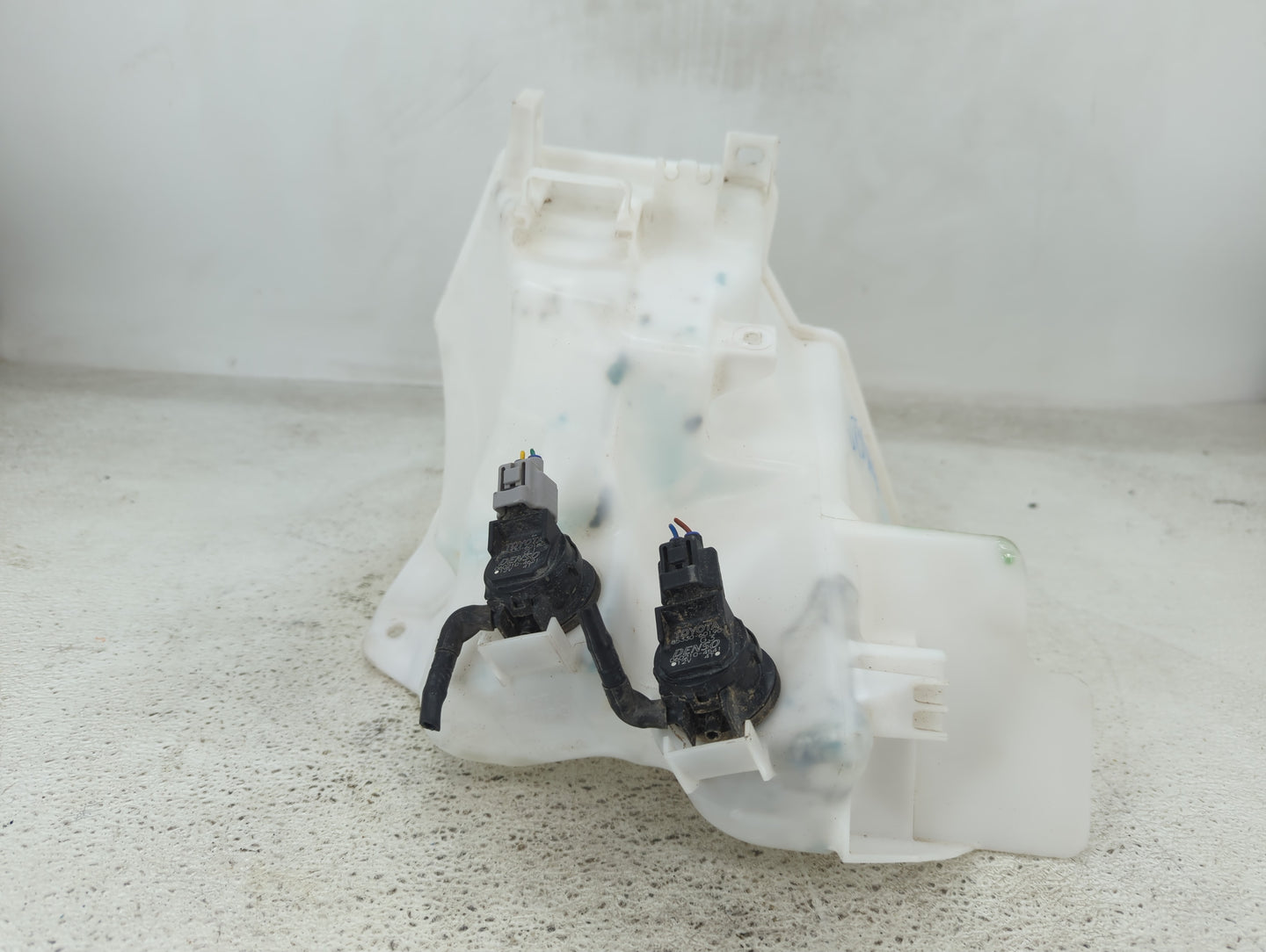 Toyota Prius Windshield Washer Fluid Reservoir Bottle Oem 1431845 - Oemusedautoparts1.com
