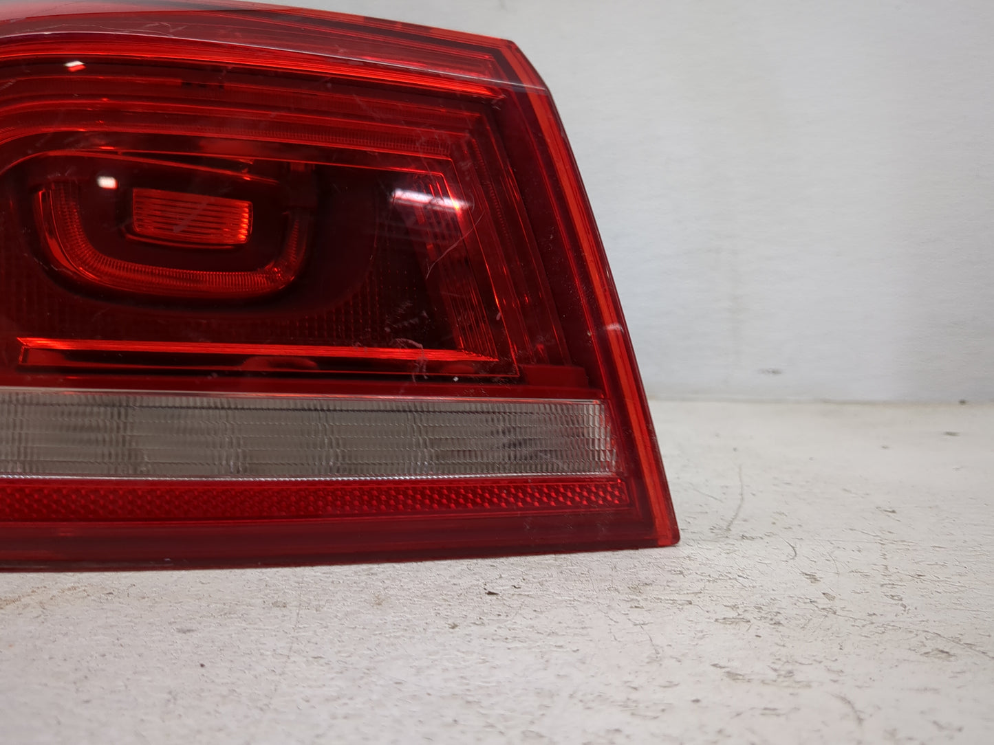 2016 Volkswagen Eos Tail Light Assembly Driver Left OEM P/N:1Q0945095Q 1Q0945096Q, 1Q0945095G, 250010697-00 Fits OEM Used Au