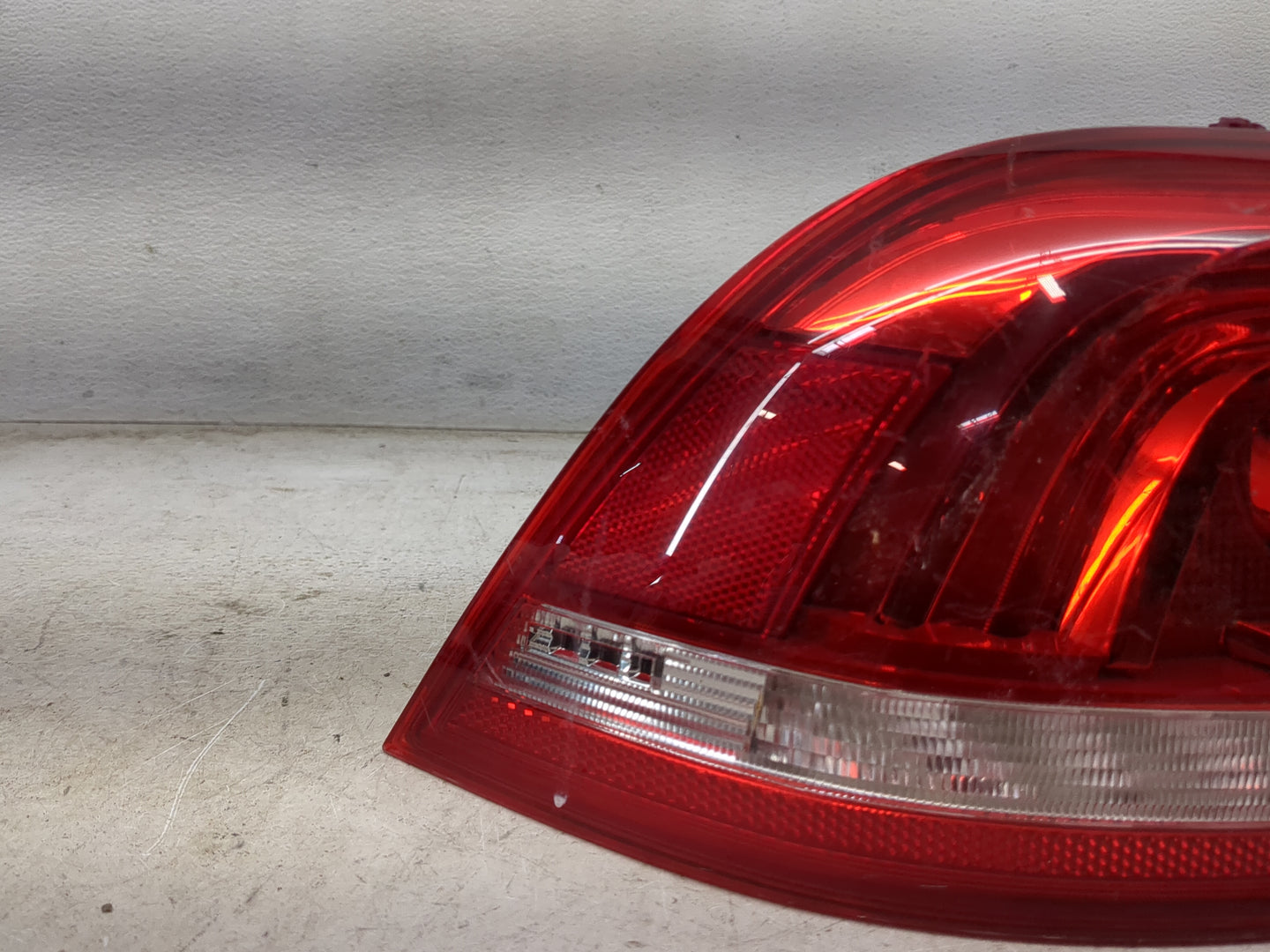 2016 Volkswagen Eos Tail Light Assembly Driver Left OEM P/N:1Q0945095Q 1Q0945096Q, 1Q0945095G, 250010697-00 Fits OEM Used Au