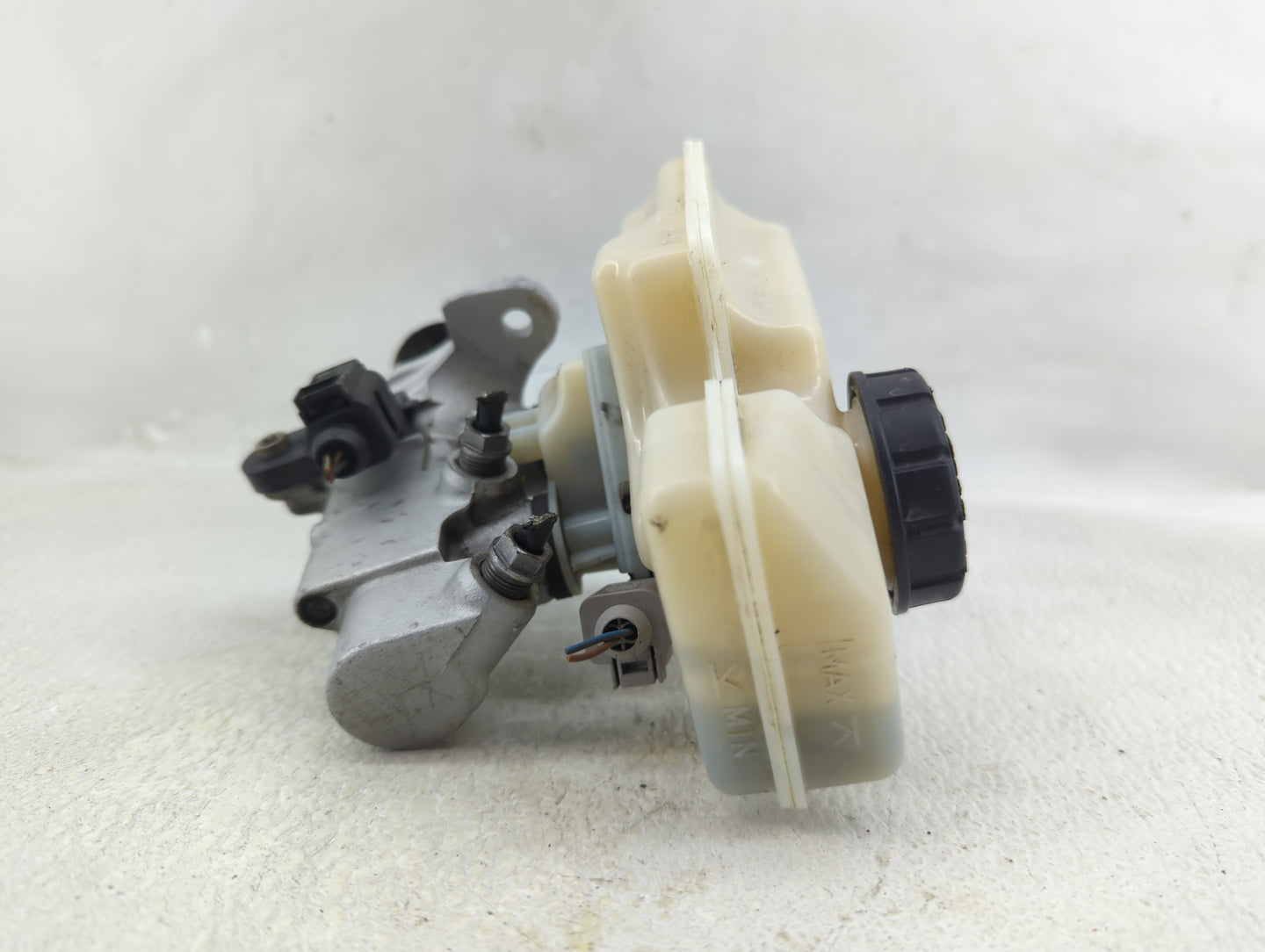 2015-2019 Volkswagen Golf Brake Master Cylinder - Oemusedautoparts1.com