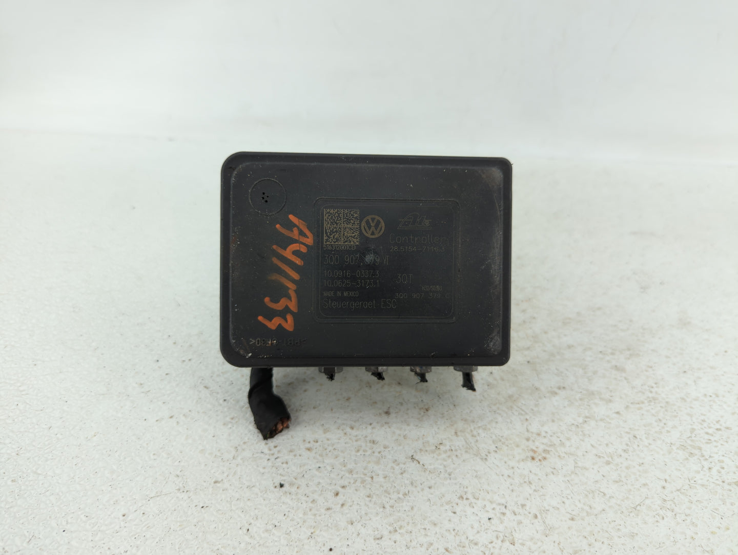 2015-2016 Volkswagen Golf ABS Pump Control Module Replacement P/N:3Q0 614 517 T 3Q0907379P Fits Fits 2015 2016 2017 OEM Used