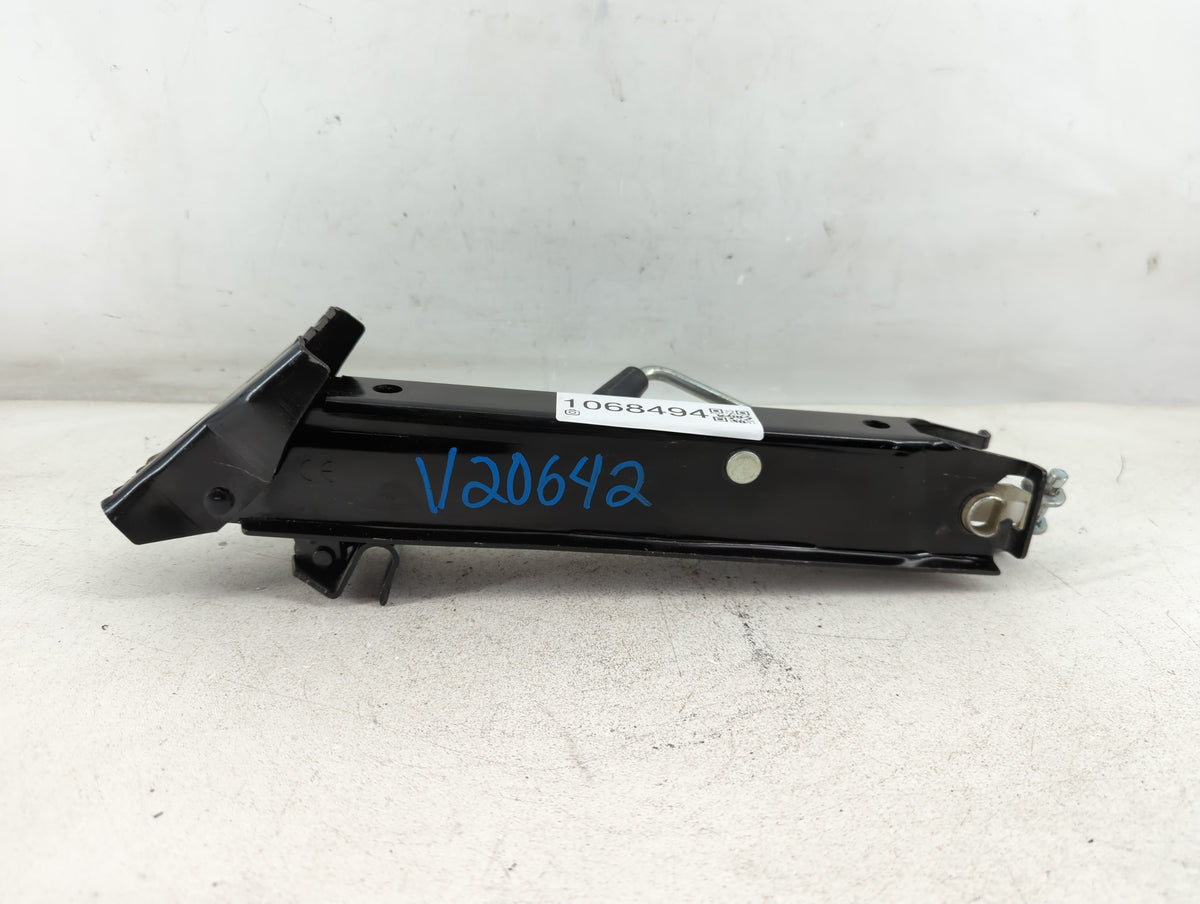 2016 Volkswagen Tiguan Spare Scissor Car Jack - Oemusedautoparts1.com