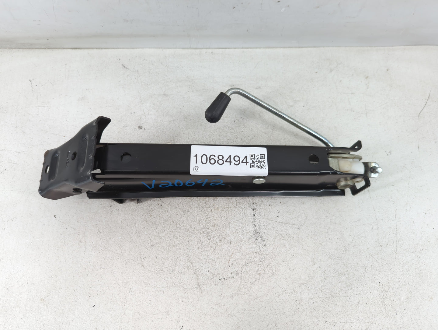 2016 Volkswagen Tiguan Spare Scissor Car Jack - Oemusedautoparts1.com