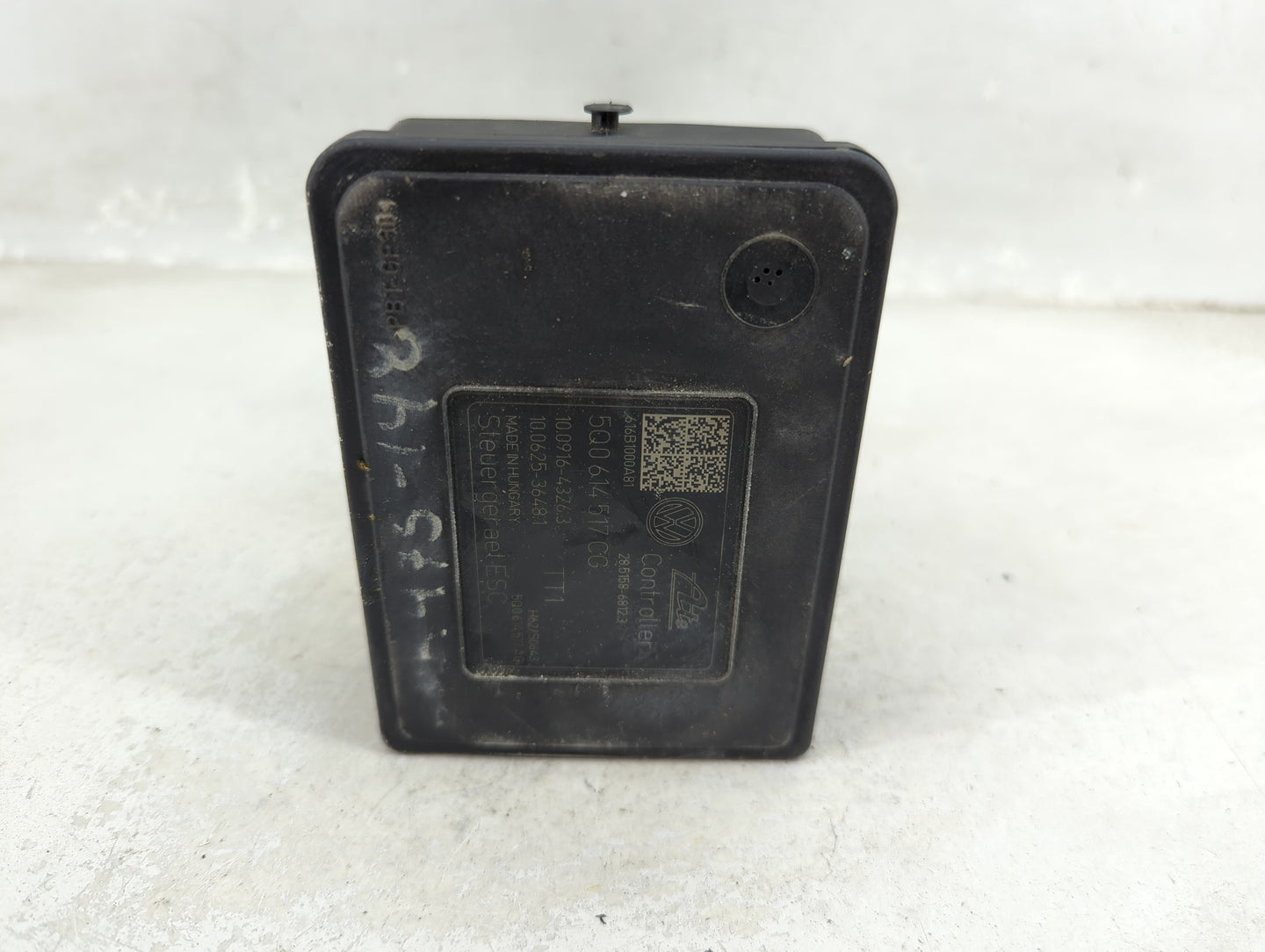 2017-2018 Audi A3 ABS Pump Control Module Replacement P/N:5Q0 614 517 CG Fits Fits 2017 2018 OEM Used Auto Parts - Oemusedau