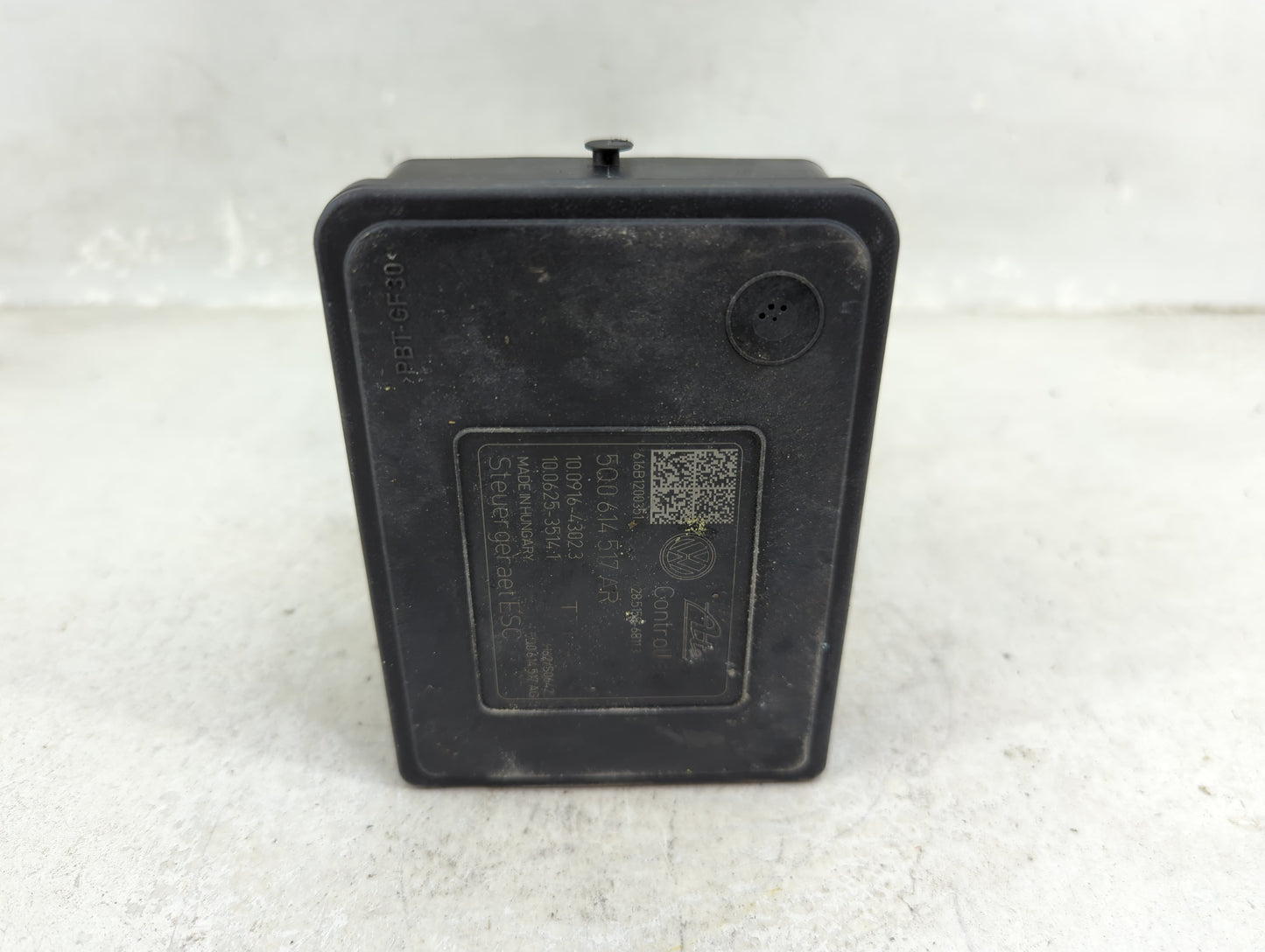 2017-2018 Audi A3 ABS Pump Control Module Replacement P/N:5Q0 614 517 AR 5Q0 614 517 CG Fits Fits 2017 2018 OEM Used Auto Pa