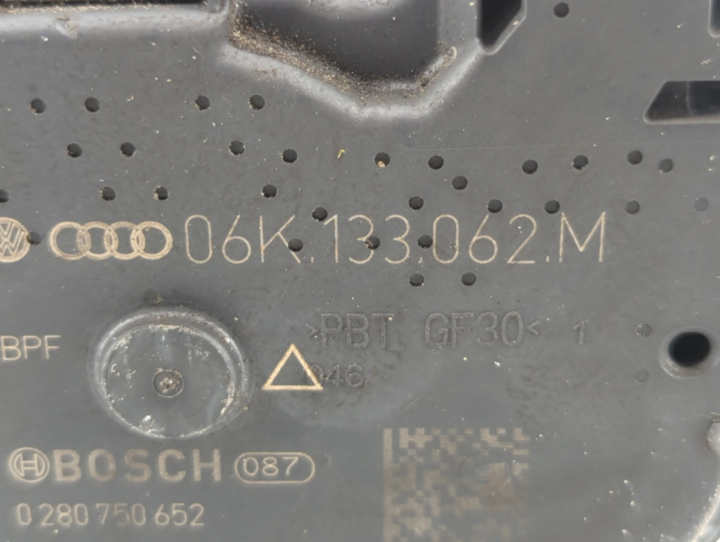 2017-2018 Audi A3 Throttle Body P/N:06K 133 062 M 06K 133 062 J Fits Fits 2017 2018 2019 2020 2021 2022 OEM Used Auto Parts 