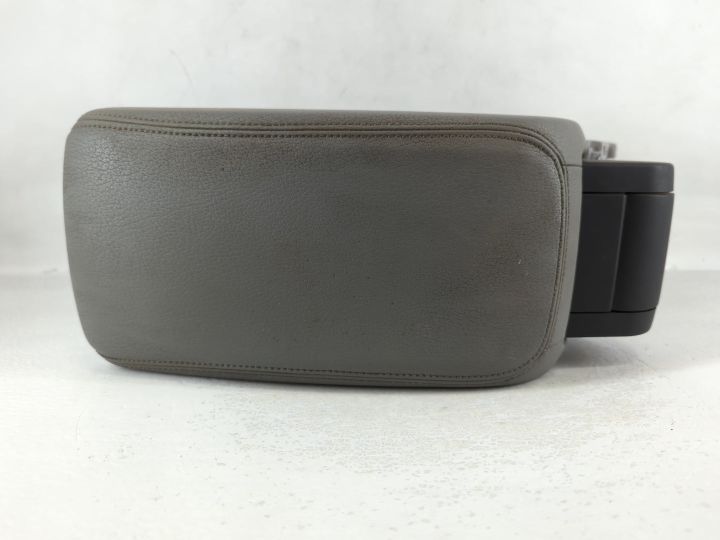 2017 Audi A3 Center Console Armrest Cover Lid P/N:WAUAGFF4H1037939 Fits OEM Used Auto Parts - Oemusedautoparts1.com