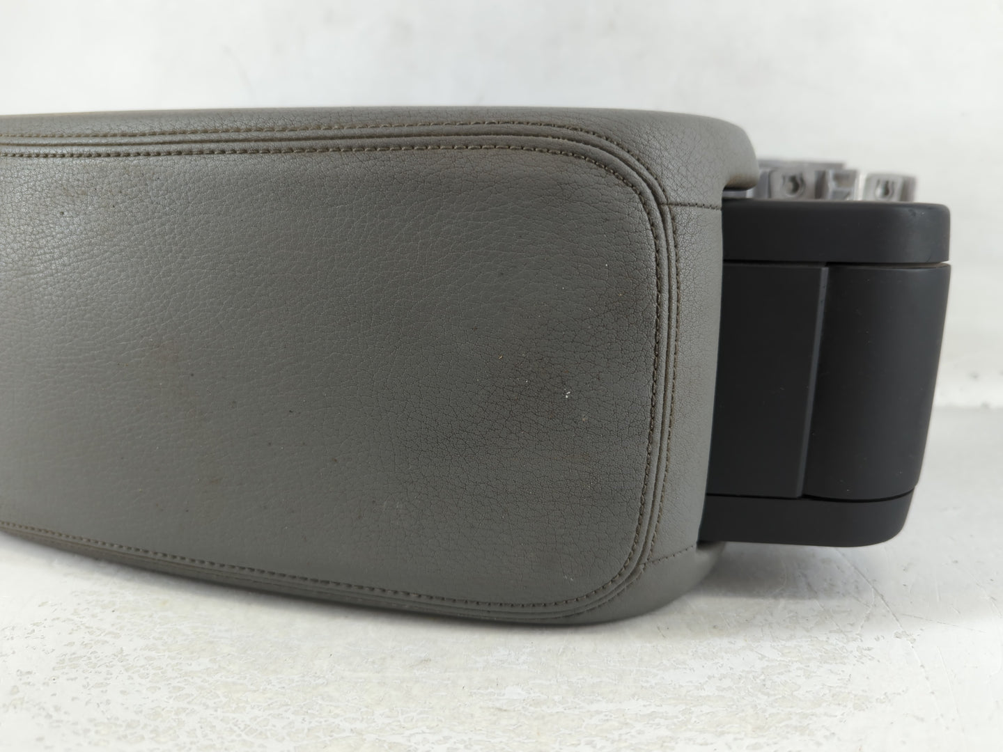 2017 Audi A3 Center Console Armrest Cover Lid P/N:WAUAGFF4H1037939 Fits OEM Used Auto Parts - Oemusedautoparts1.com