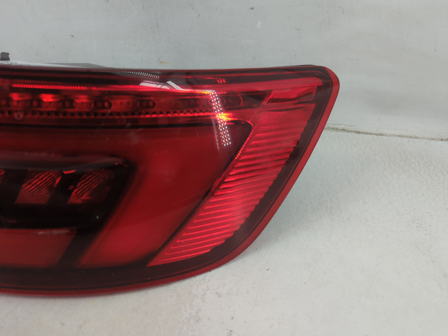 2017-2019 Audi A4 Tail Light Assembly Passenger Right OEM P/N:8W5 945 092 D Fits Fits 2017 2018 2019 OEM Used Auto Parts - O