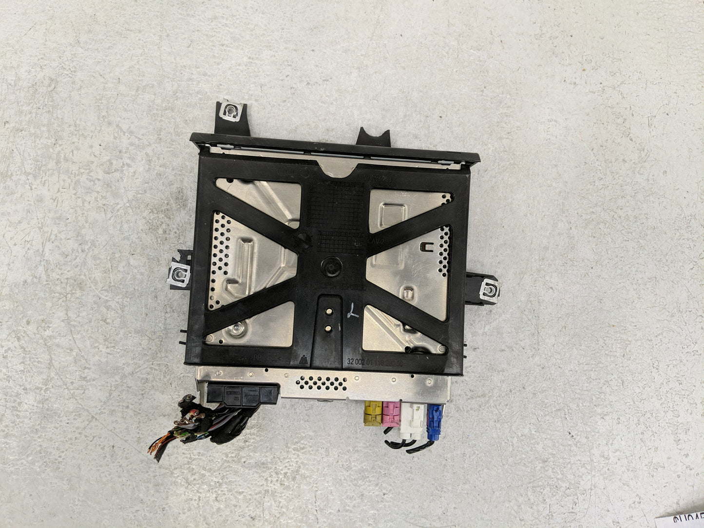 2017-2018 Audi A4 Radio AM FM Cd Player Receiver Replacement P/N:28506559 Fits Fits 2017 2018 OEM Used Auto Parts - Oemuseda