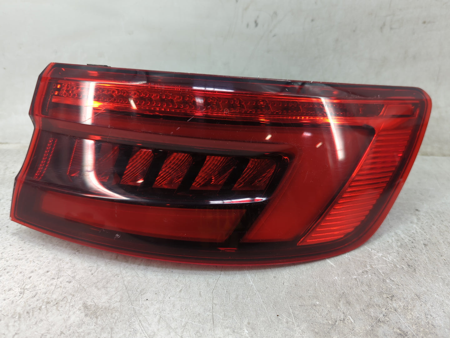 2017-2019 Audi A4 Tail Light Assembly Passenger Right OEM P/N:8W5 945 092 D Fits Fits 2017 2018 2019 OEM Used Auto Parts - O