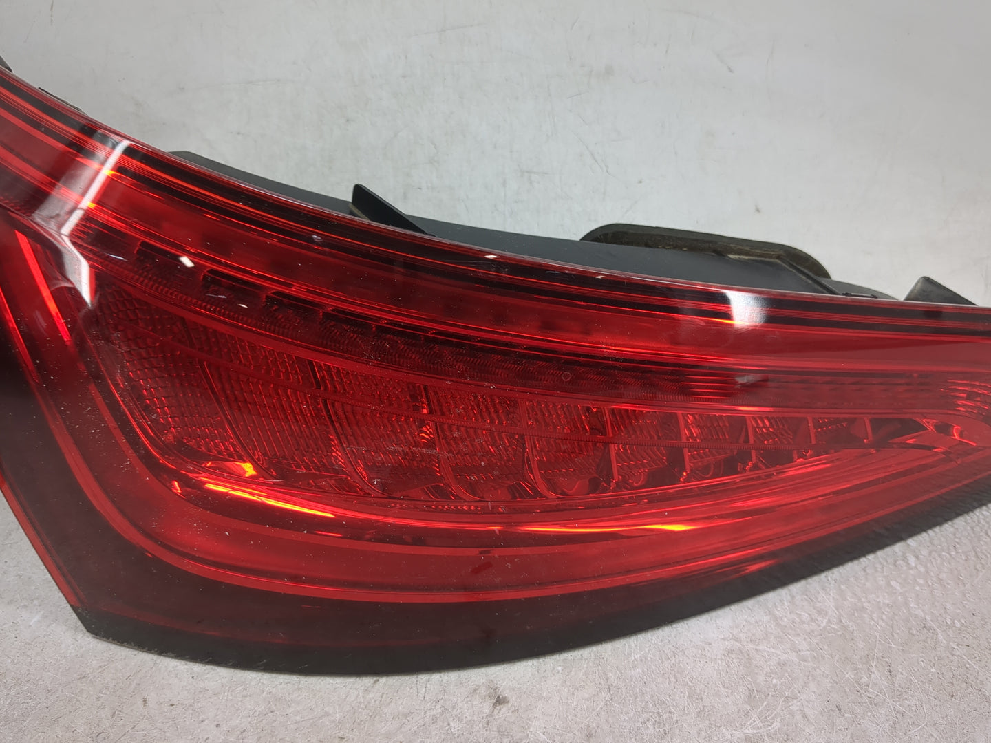 2013-2017 Audi Q5 Tail Light Assembly Driver Left OEM P/N:8R0 945 093 D Fits Fits 2013 2014 2015 2016 2017 OEM Used Auto Par