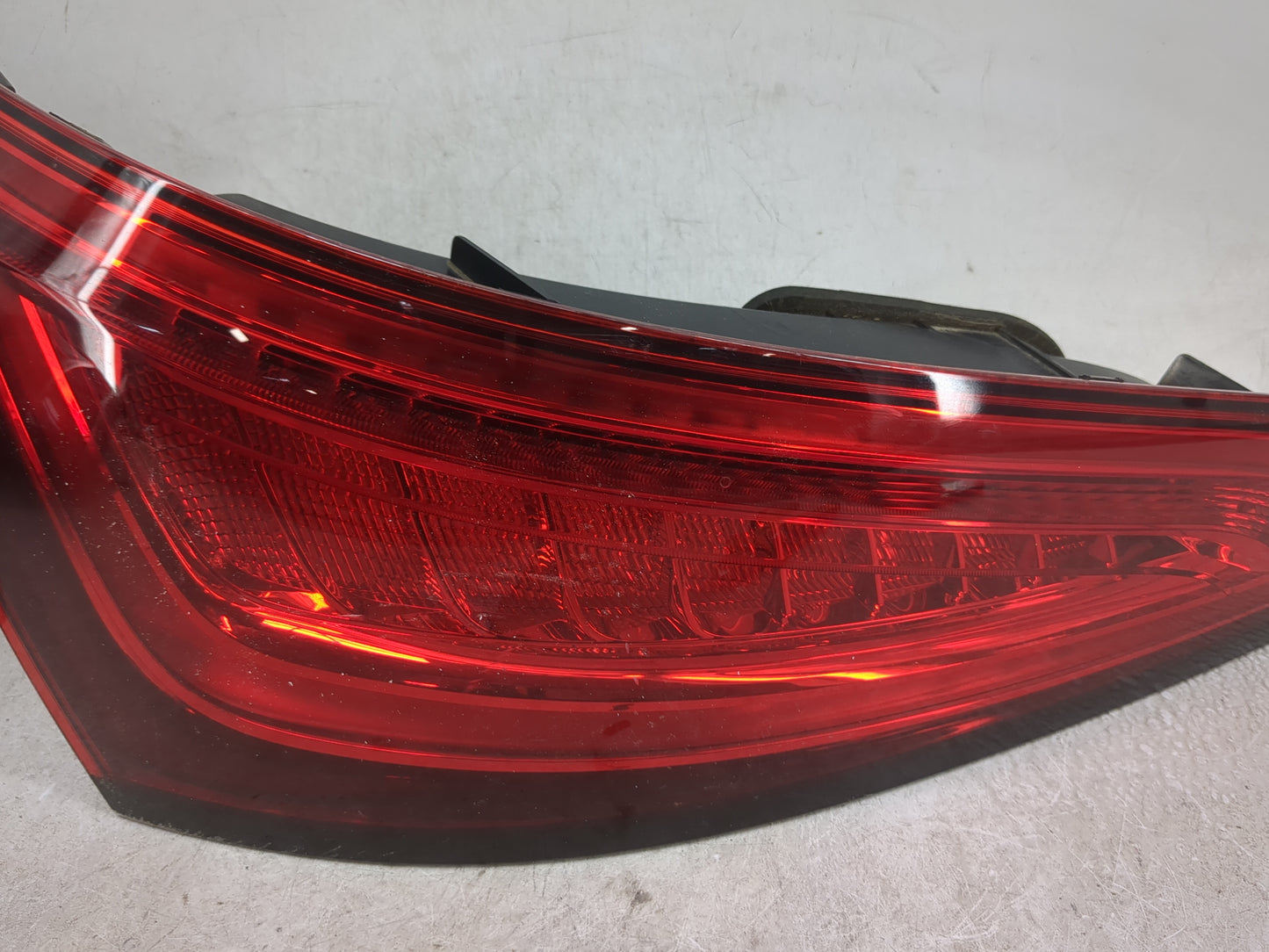2013-2017 Audi Q5 Tail Light Assembly Driver Left OEM P/N:8R0 945 093 D Fits Fits 2013 2014 2015 2016 2017 OEM Used Auto Par