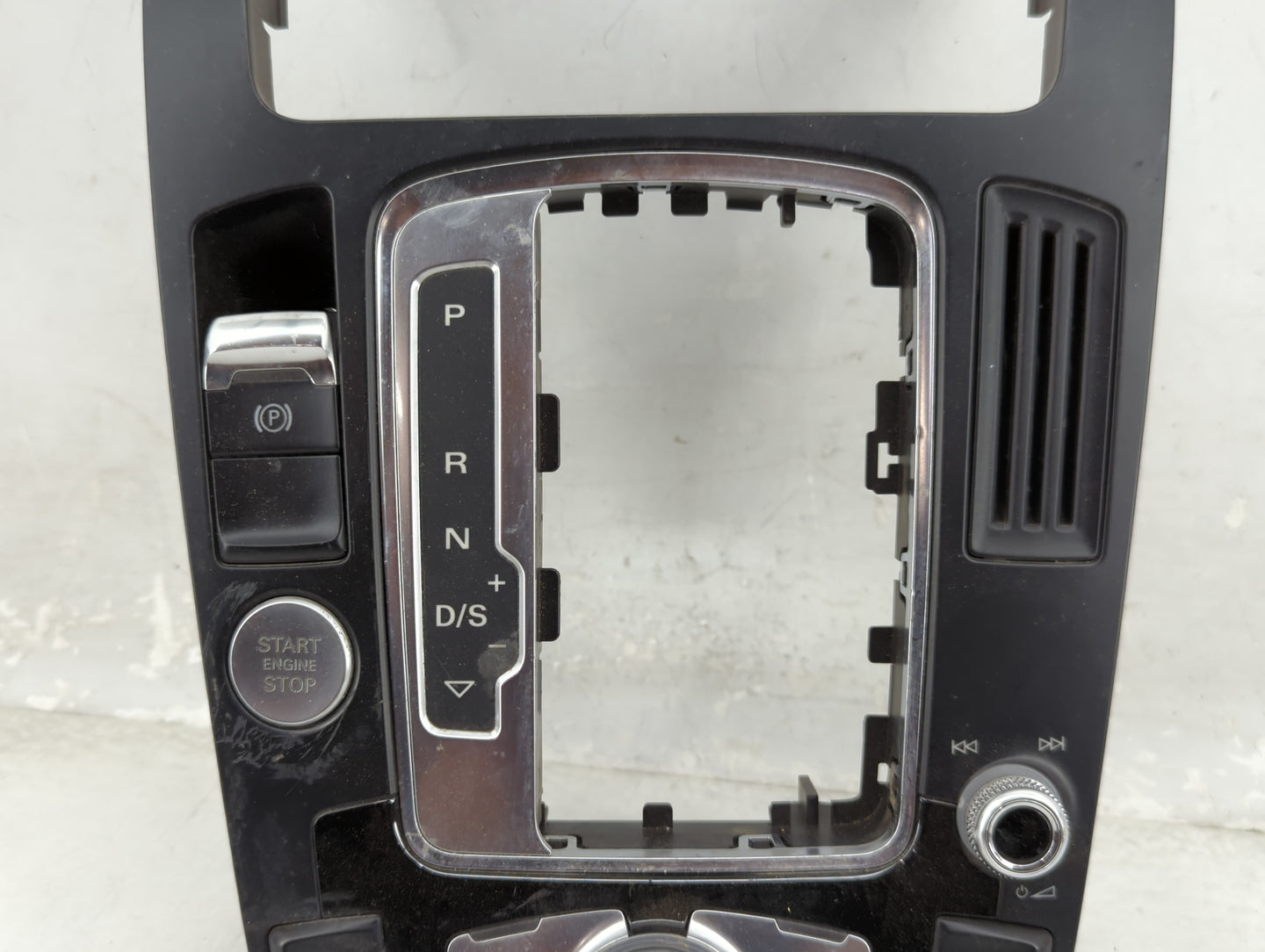 2013-2017 Audi Q5 Radio Control Panel - Oemusedautoparts1.com