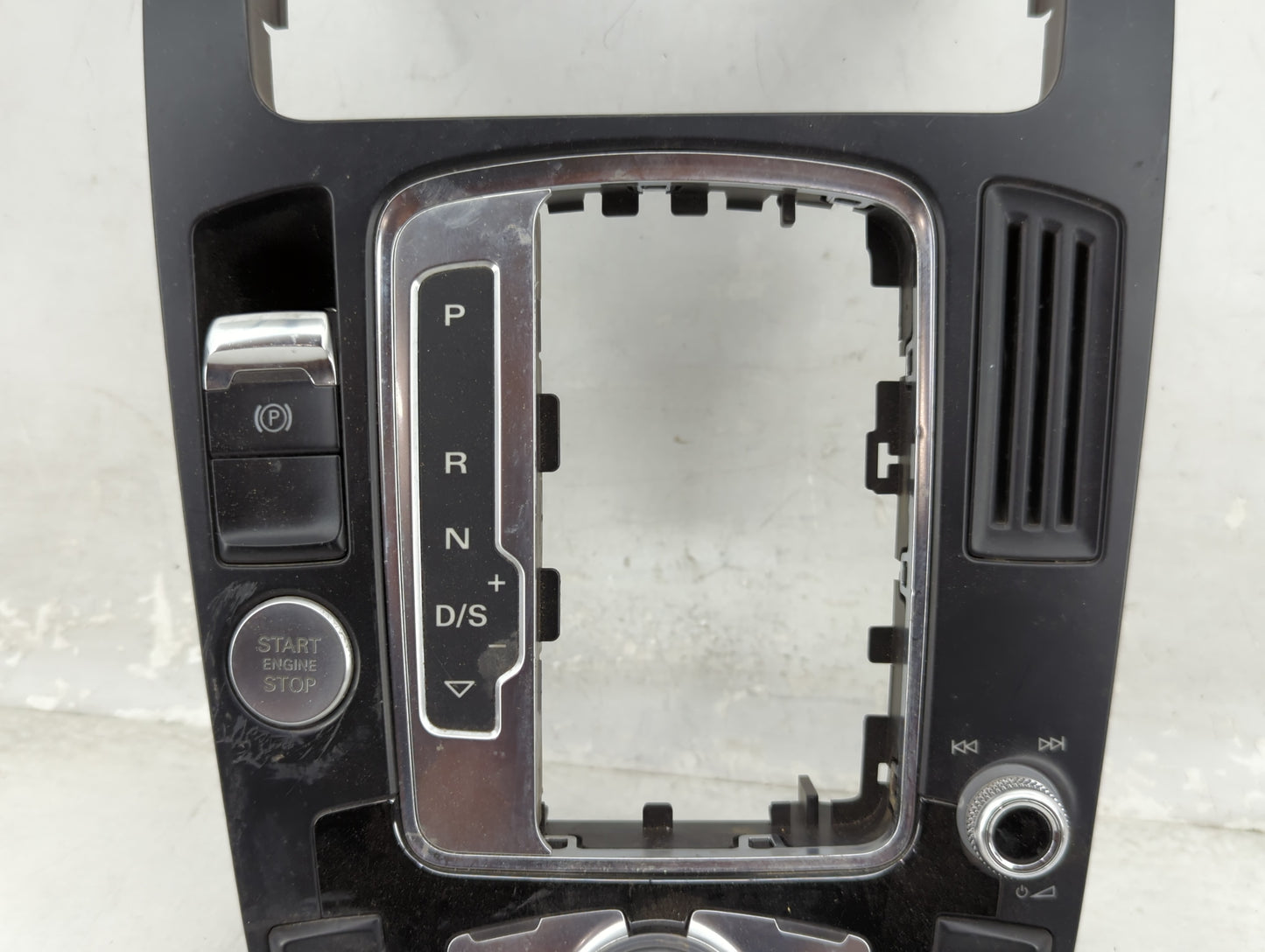 2013-2017 Audi Q5 Radio Control Panel - Oemusedautoparts1.com