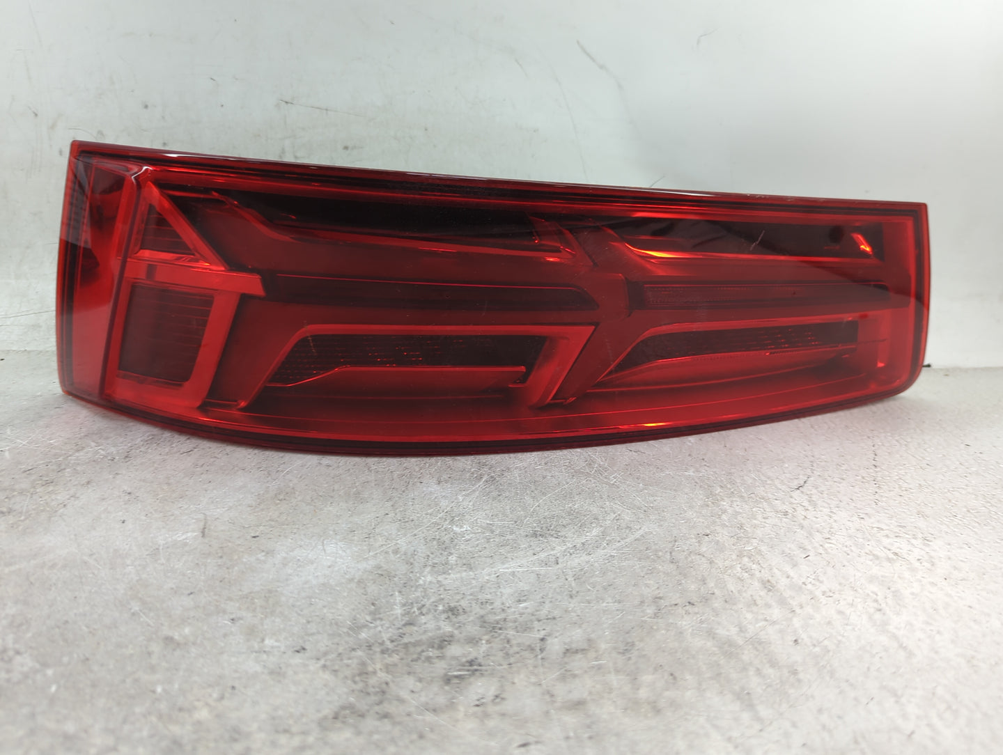 2017-2019 Audi Q7 Tail Light Assembly Passenger Right OEM P/N:20900203 4M0 945 094 D Fits Fits 2017 2018 2019 OEM Used Auto 