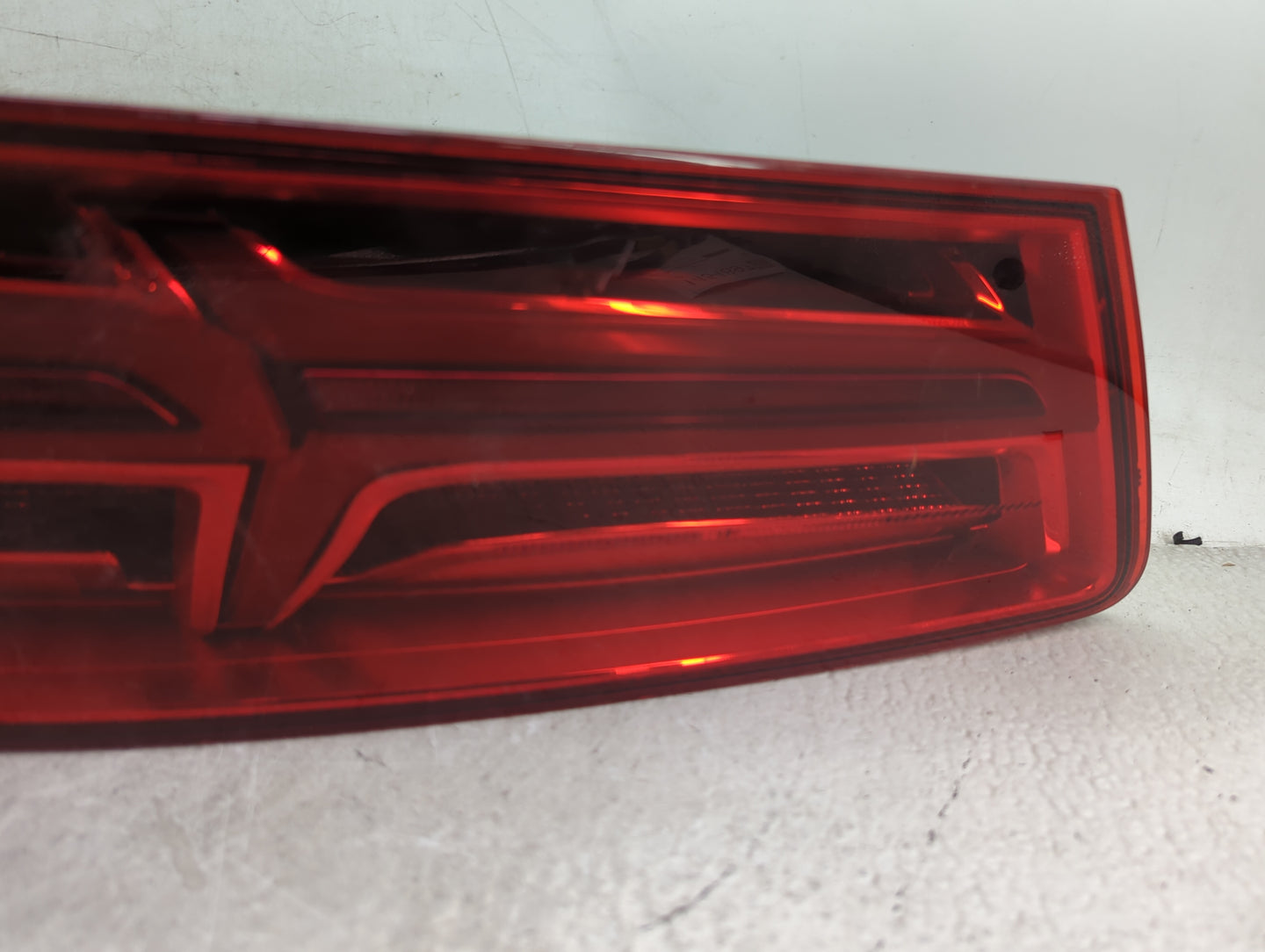 2017-2019 Audi Q7 Tail Light Assembly Passenger Right OEM P/N:20900203 4M0 945 094 D Fits Fits 2017 2018 2019 OEM Used Auto 