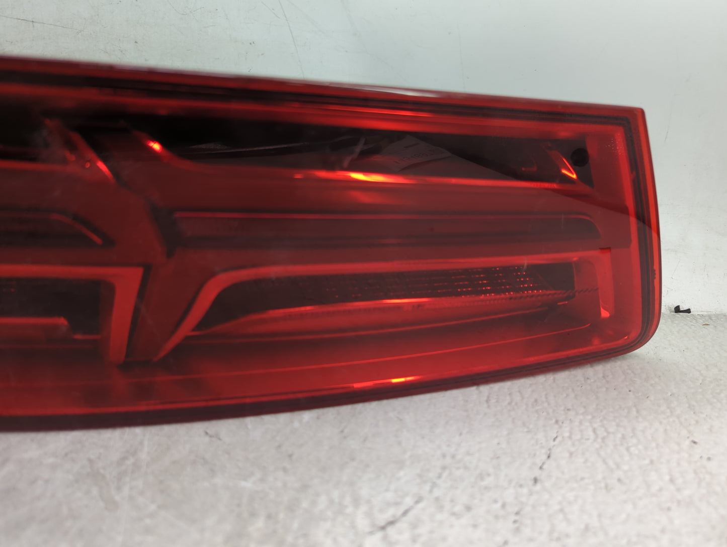 2017-2019 Audi Q7 Tail Light Assembly Passenger Right OEM P/N:20900203 4M0 945 094 D Fits Fits 2017 2018 2019 OEM Used Auto 