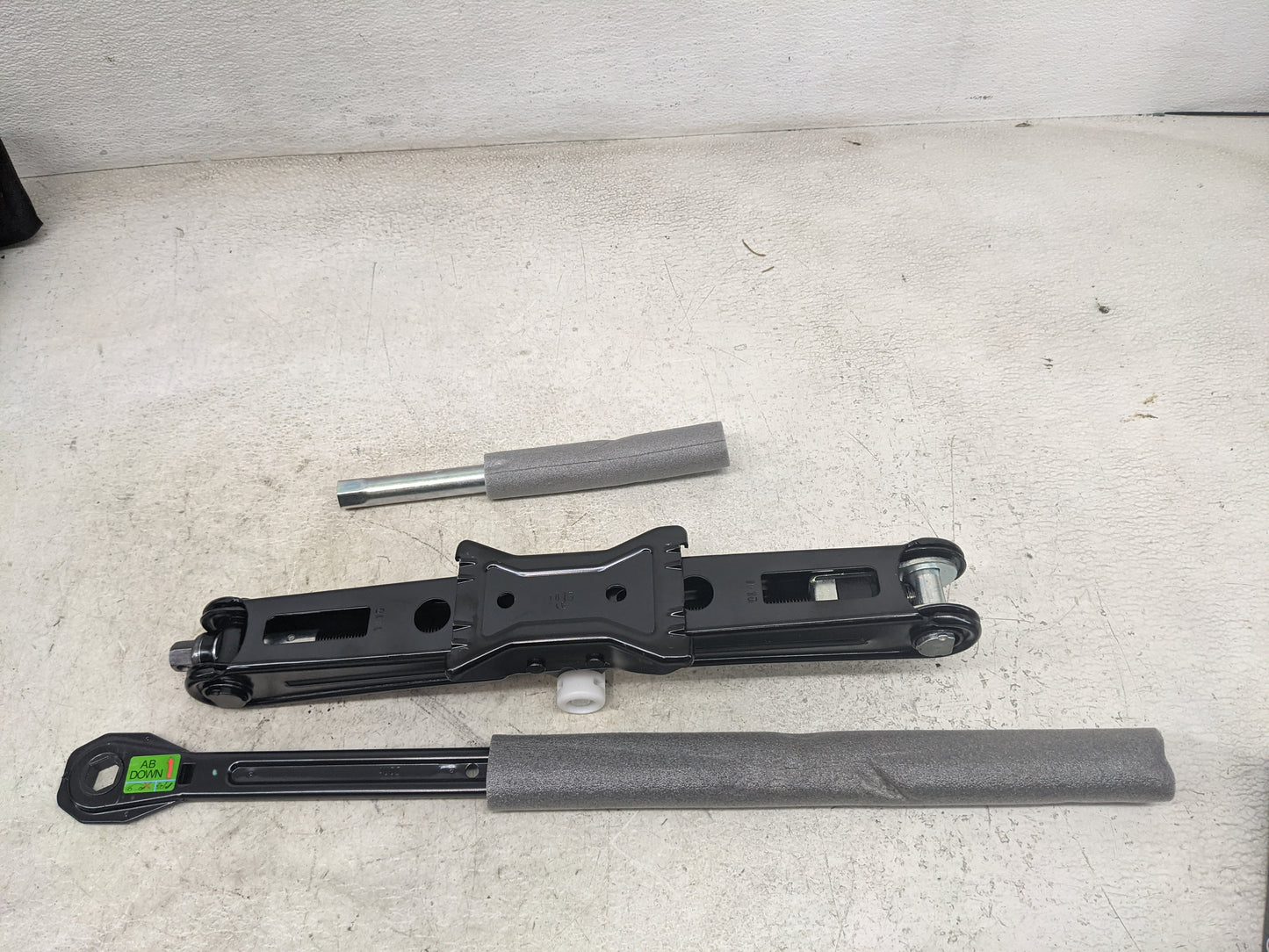 2017 Audi Q7 Spare Scissor Car Jack - Oemusedautoparts1.com
