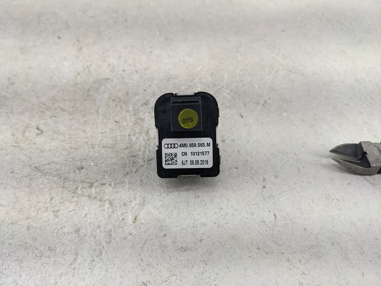 2017-2022 Audi Q7 Master Power Window Switch Replacement Driver Side Left P/N:4M0.959.565.M Fits OEM Used Auto Parts - Oemus