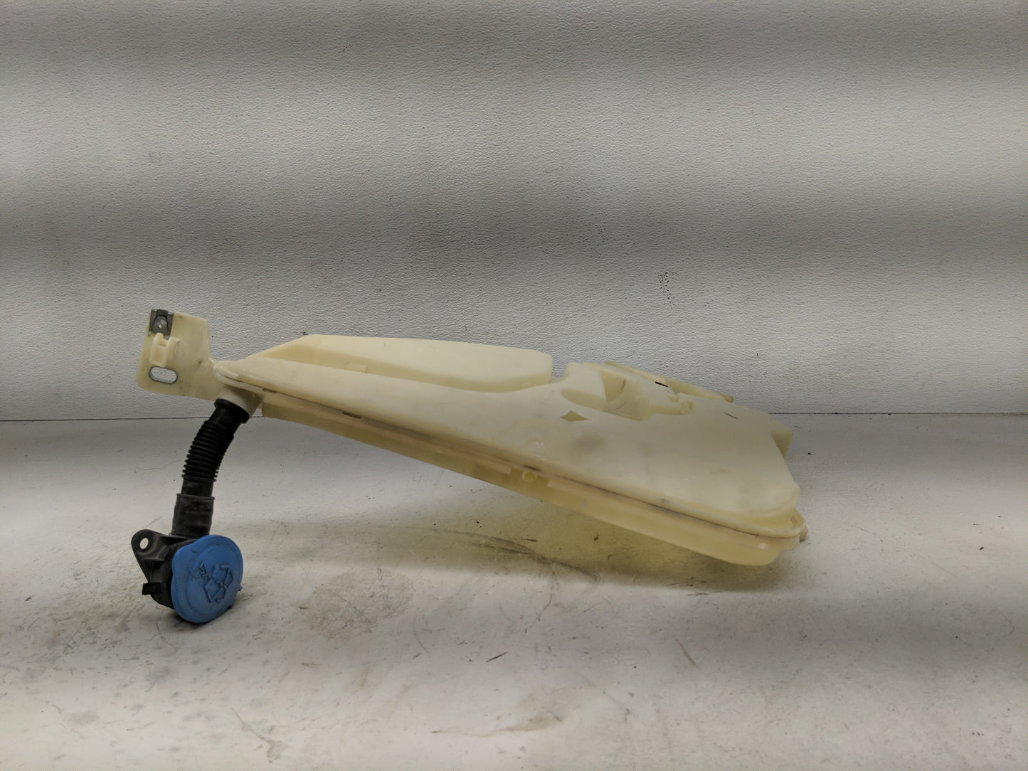 2017-2019 Bmw 330i Windshield Washer Fluid Reservoir Bottle Oem - Oemusedautoparts1.com