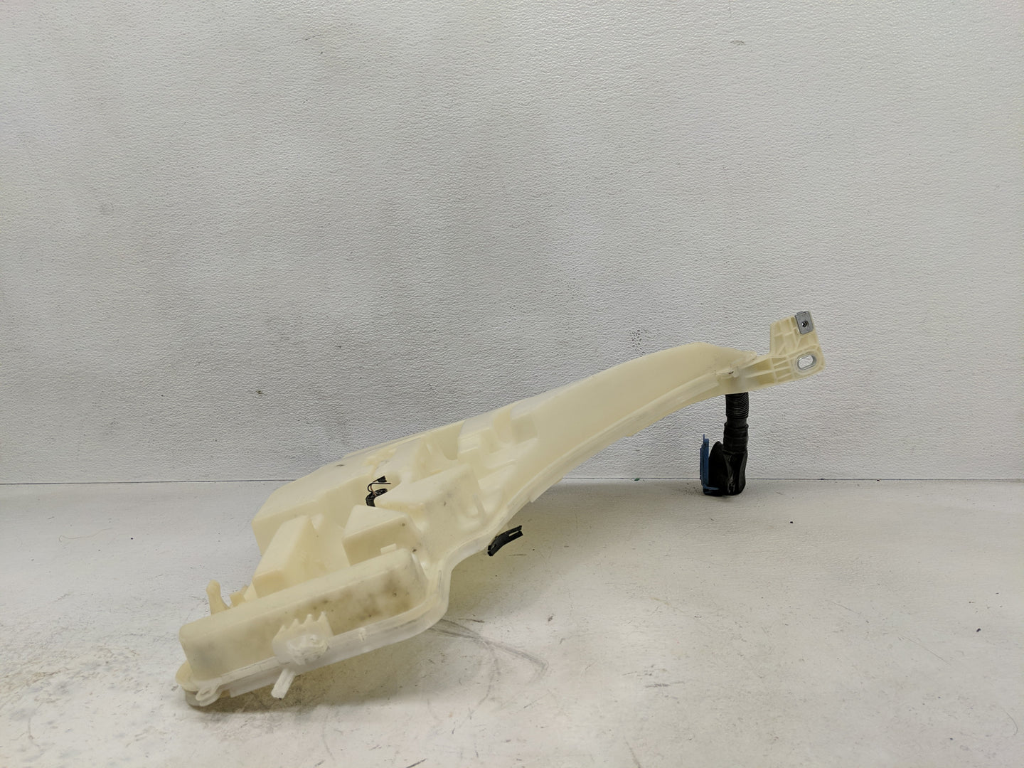 2017-2019 Bmw 330i Windshield Washer Fluid Reservoir Bottle Oem - Oemusedautoparts1.com