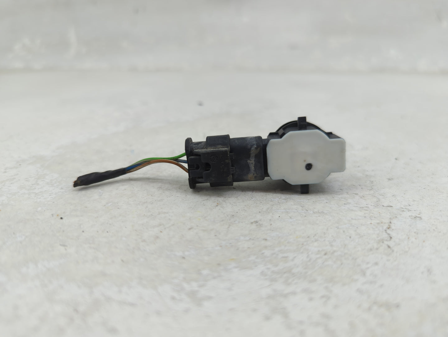 2017 Bmw 330i Front Park Assist Sensor White 1456611 - Oemusedautoparts1.com