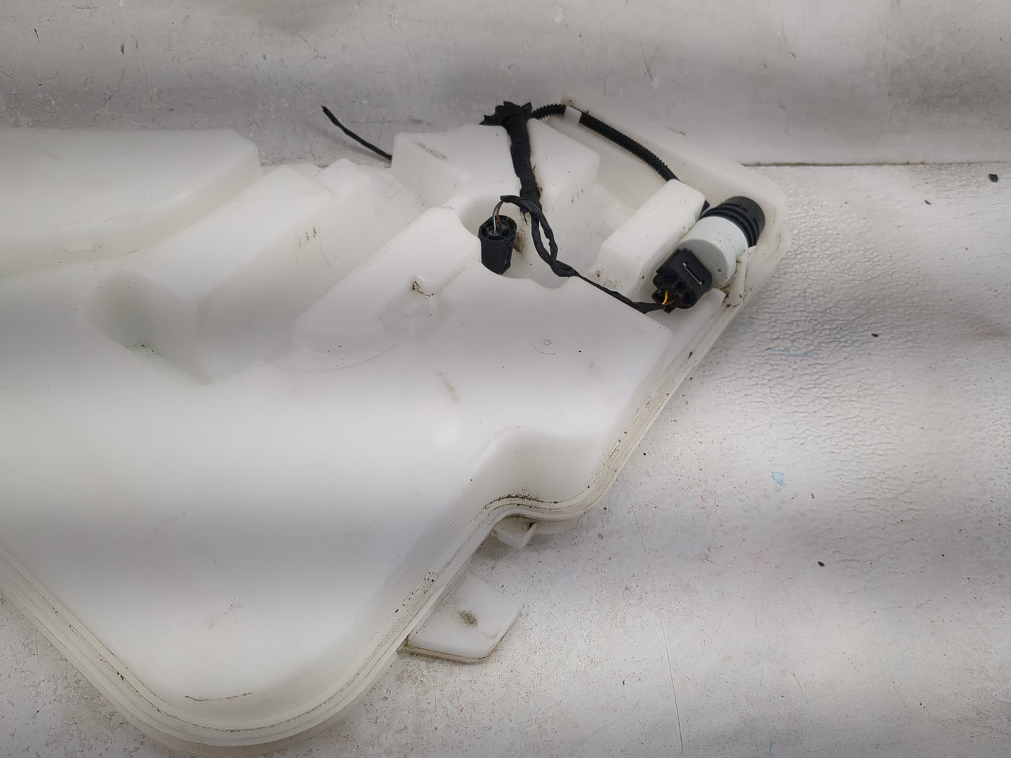 2017-2019 Bmw 330i Windshield Washer Fluid Reservoir Bottle Oem 1473926 - Oemusedautoparts1.com