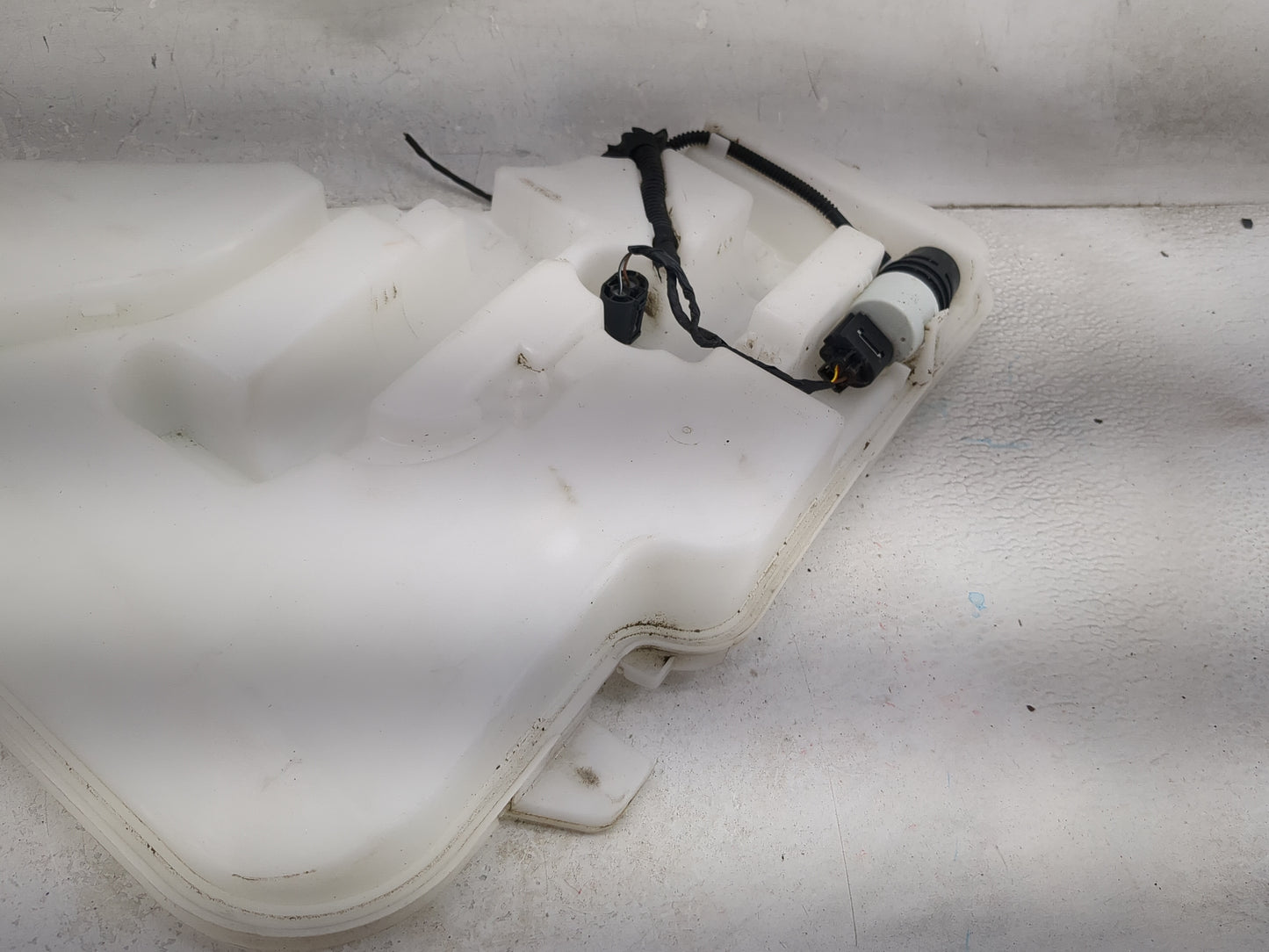 2017-2019 Bmw 330i Windshield Washer Fluid Reservoir Bottle Oem 1473926 - Oemusedautoparts1.com